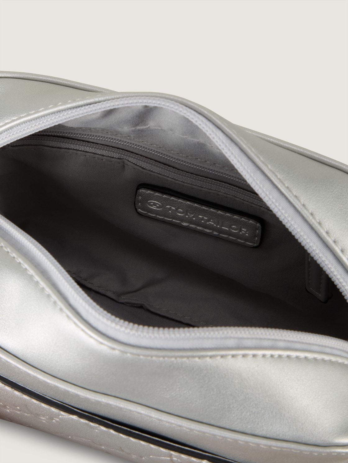 TTWENDI Umhängetasche mit Logo-Prägung - silber / silver - seitliche Produkt-Ansicht 