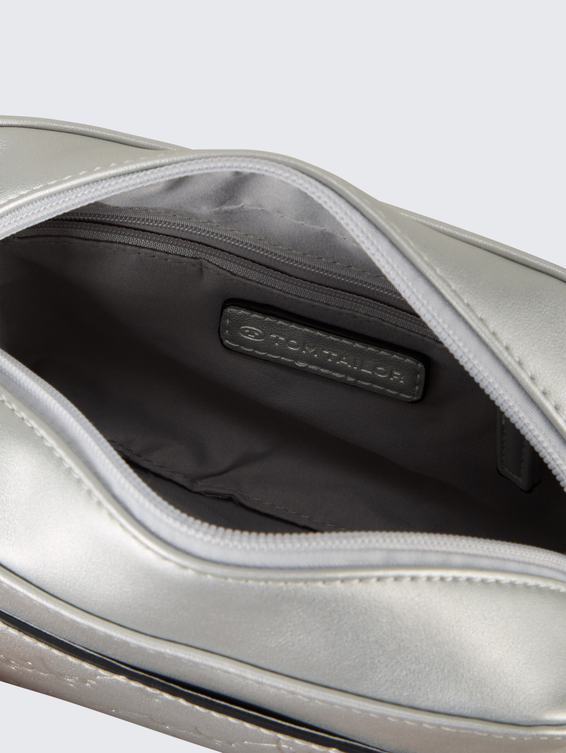 TTWENDI schoudertas met reliëflogo - silber / silver - zijaanzicht product 