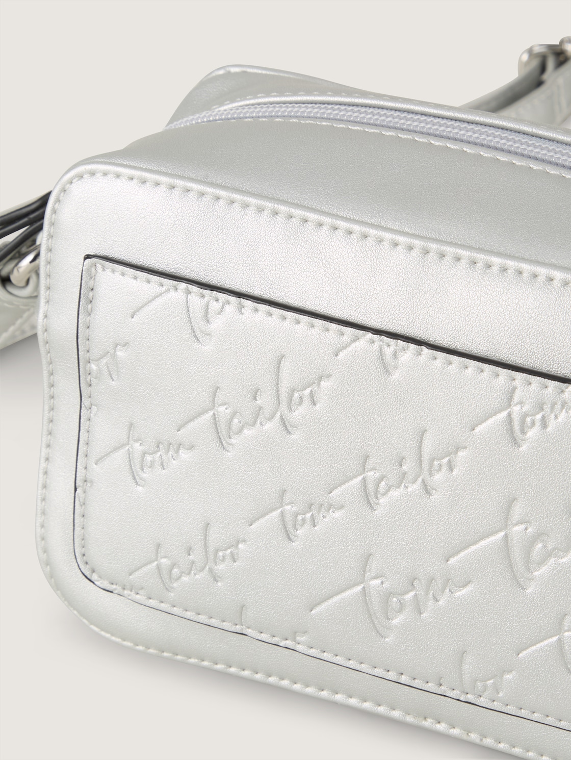 TTWENDI Umhängetasche mit Logo-Prägung - silber / silver - seitliche Produkt-Ansicht 