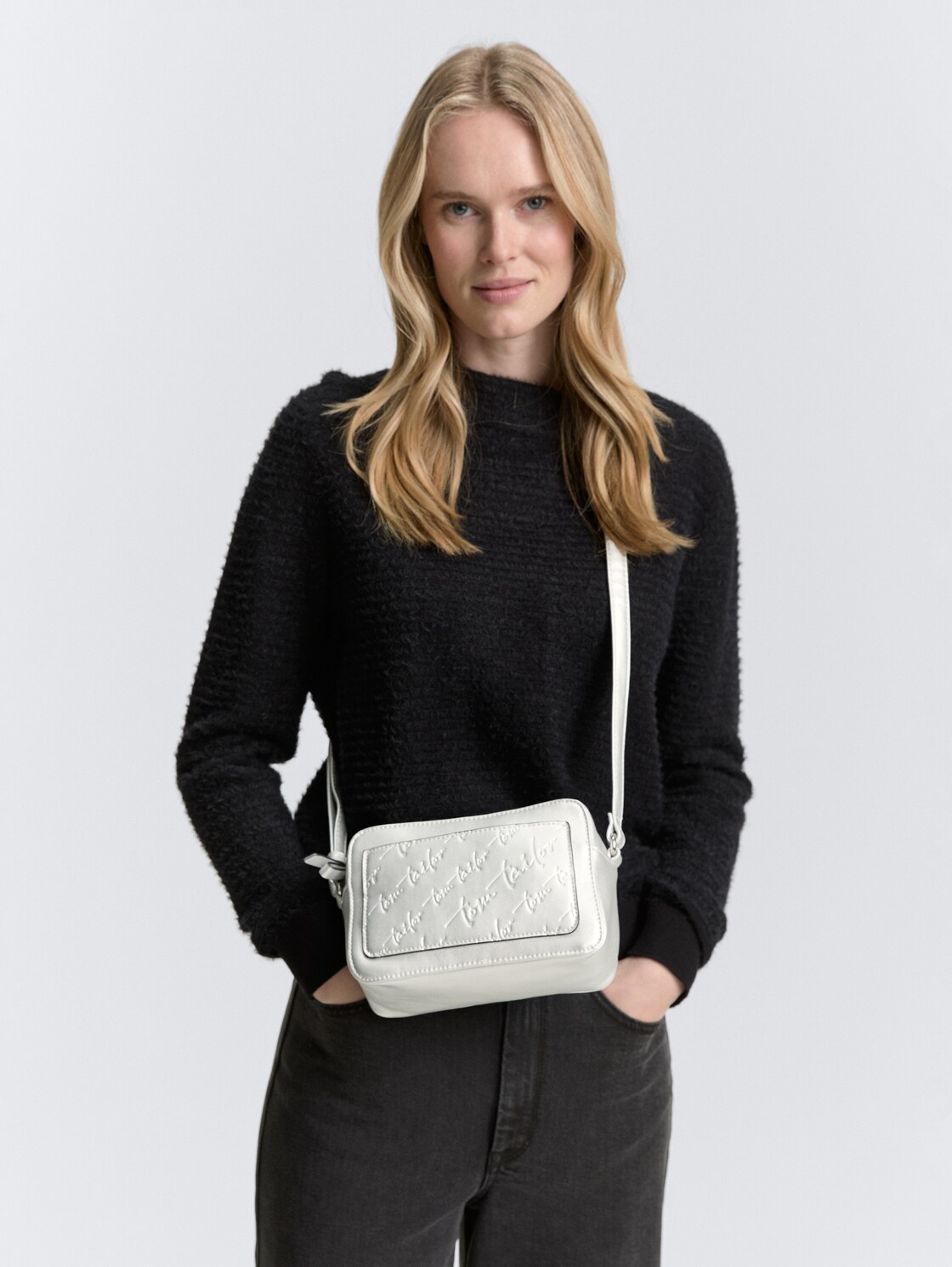TTWENDI Umhängetasche mit Logo-Prägung - silber / silver - seitliche Model-Ansicht
