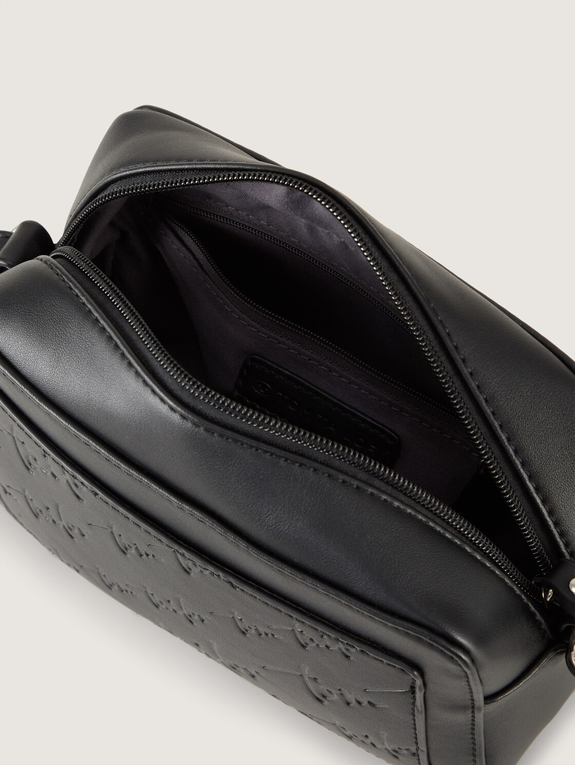 TTWENDI Umhängetasche mit Logo-Prägung - schwarz / black - seitliche Produkt-Ansicht 