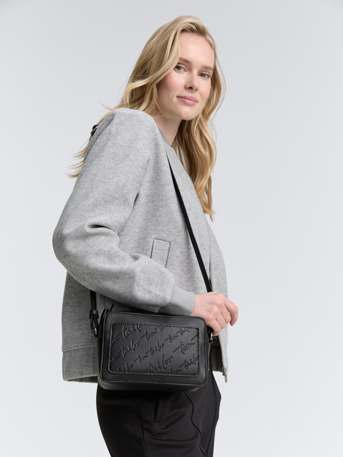 TTWENDI Umhängetasche mit Logo-Prägung - schwarz / black - seitliche Model-Ansicht