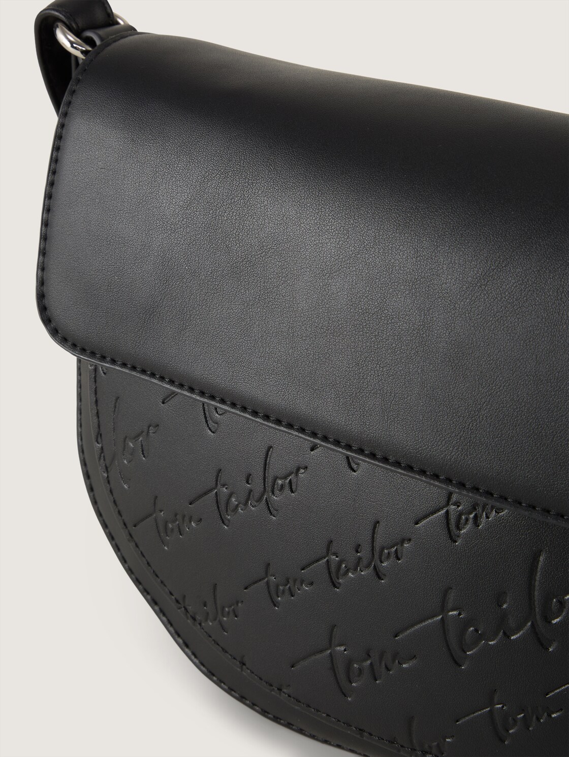 TTWENDI Umhängetasche mit Umschlag und Logo-Prägung - schwarz / black - seitliche Produkt-Ansicht 