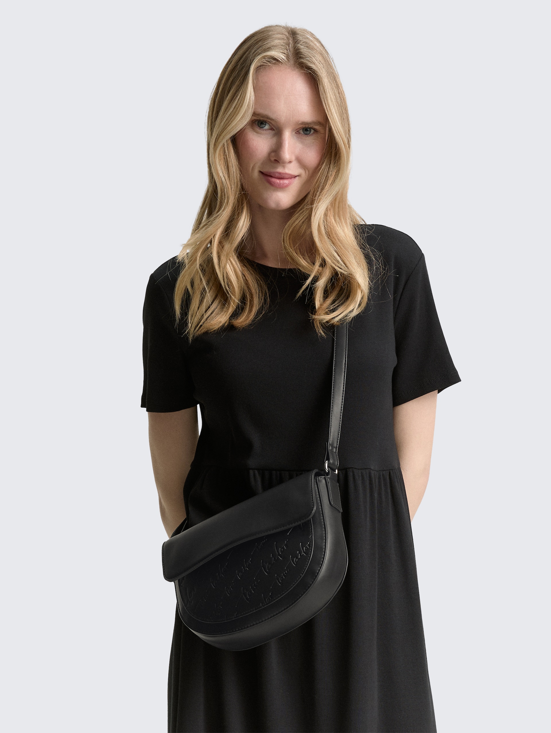 TTWENDI Umhängetasche mit Umschlag und Logo-Prägung - schwarz / black - seitliche Model-Ansicht