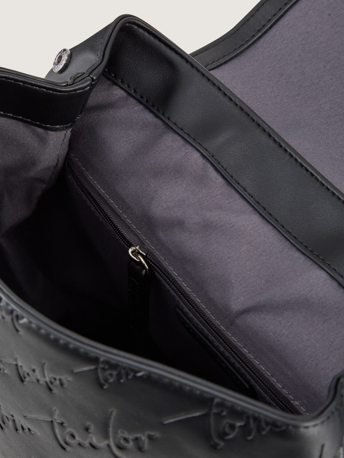 TTWENDI M Rucksack mit Logo-Prägung - schwarz / black - seitliche Produkt-Ansicht 