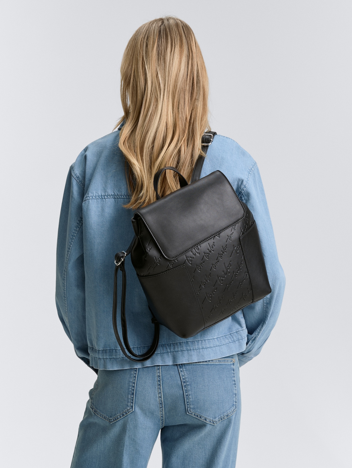 TTWENDI M Rucksack mit Logo-Prägung - schwarz / black - seitliche Model-Ansicht