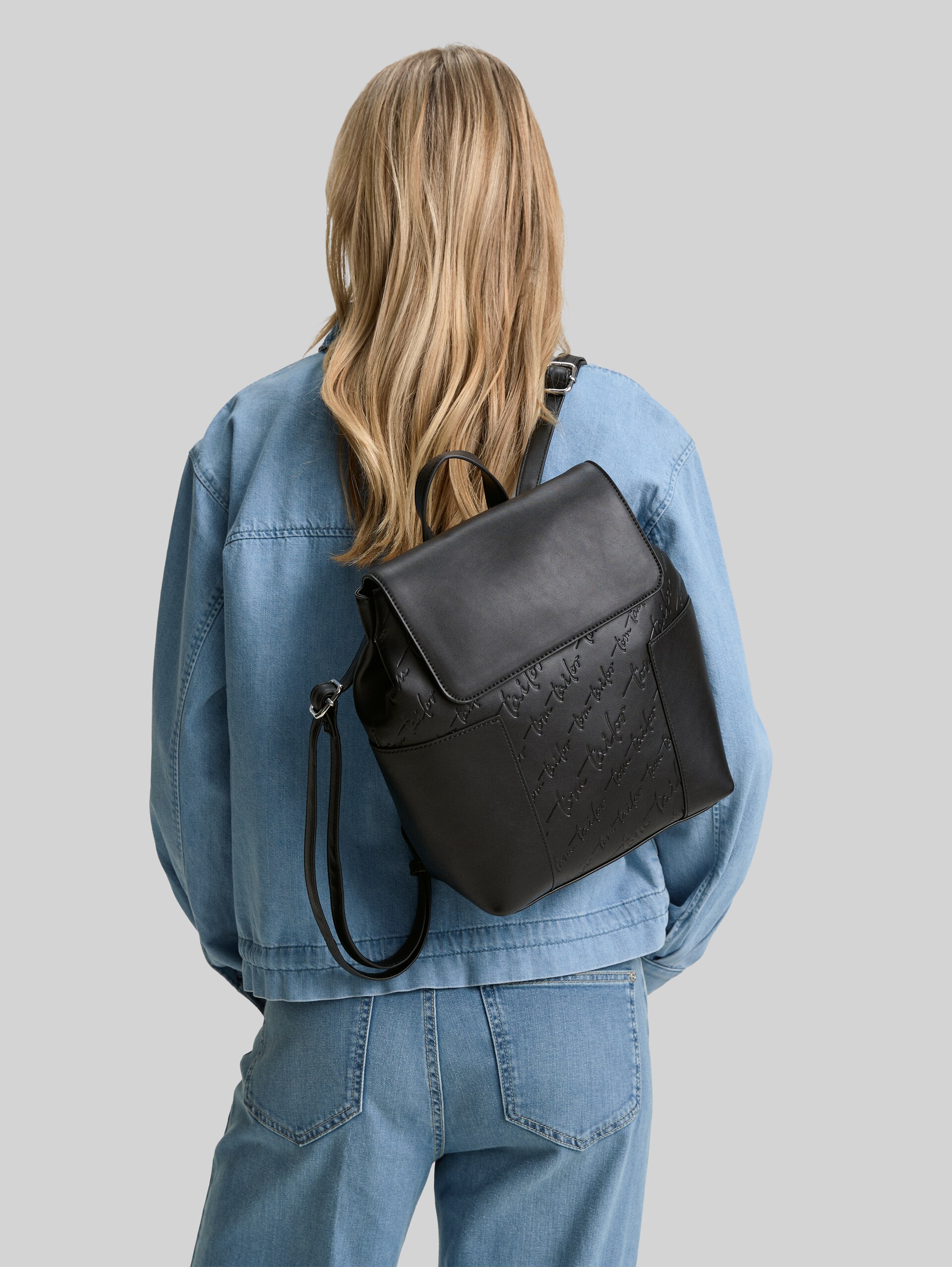 TTWENDI M backpack in faux leather with embossed logo - schwarz / black - side model view
