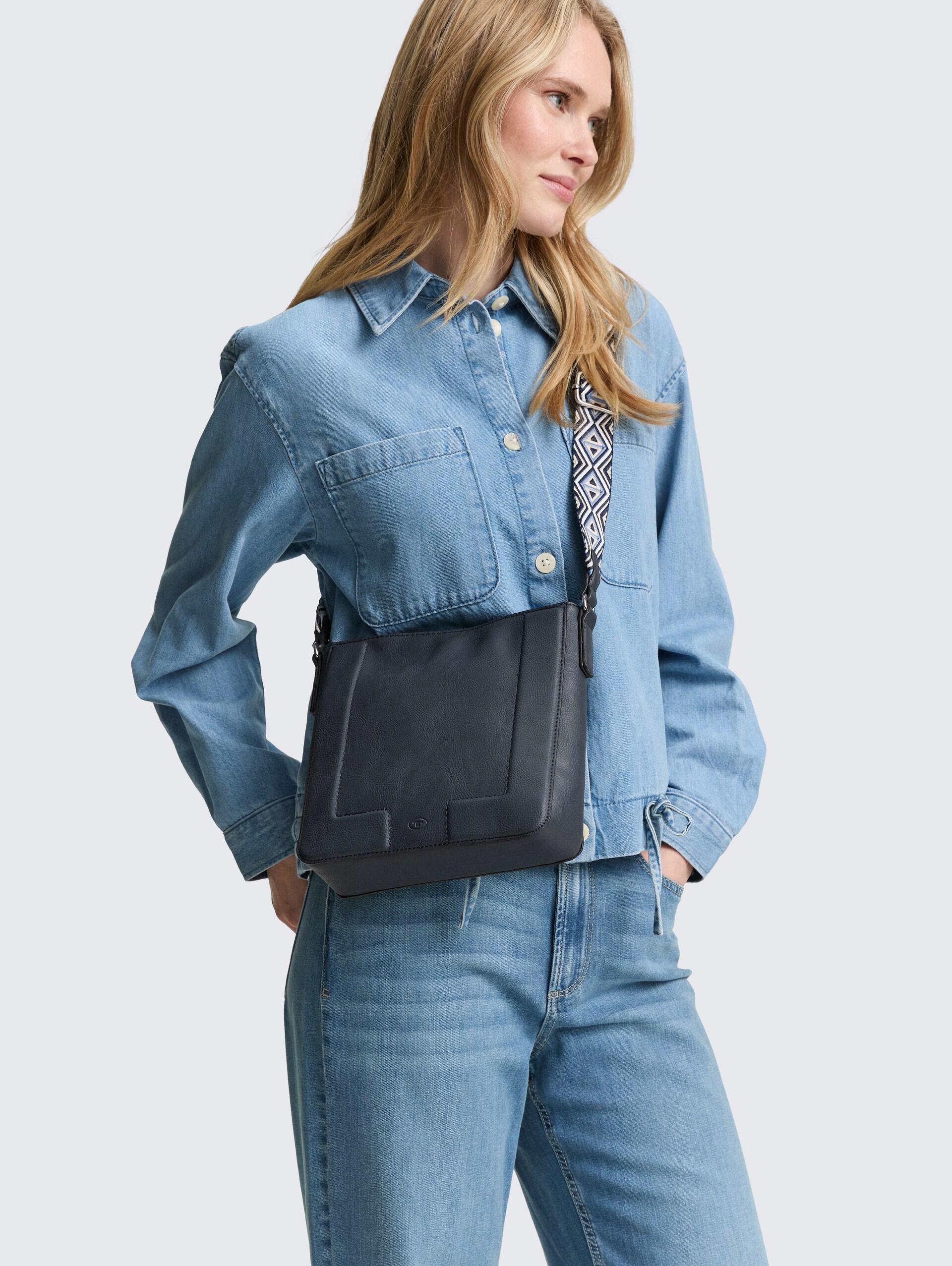 TTNANI M Umhängetasche mit gewebtem Trageriemen - dark blue - seitliche Model-Ansicht
