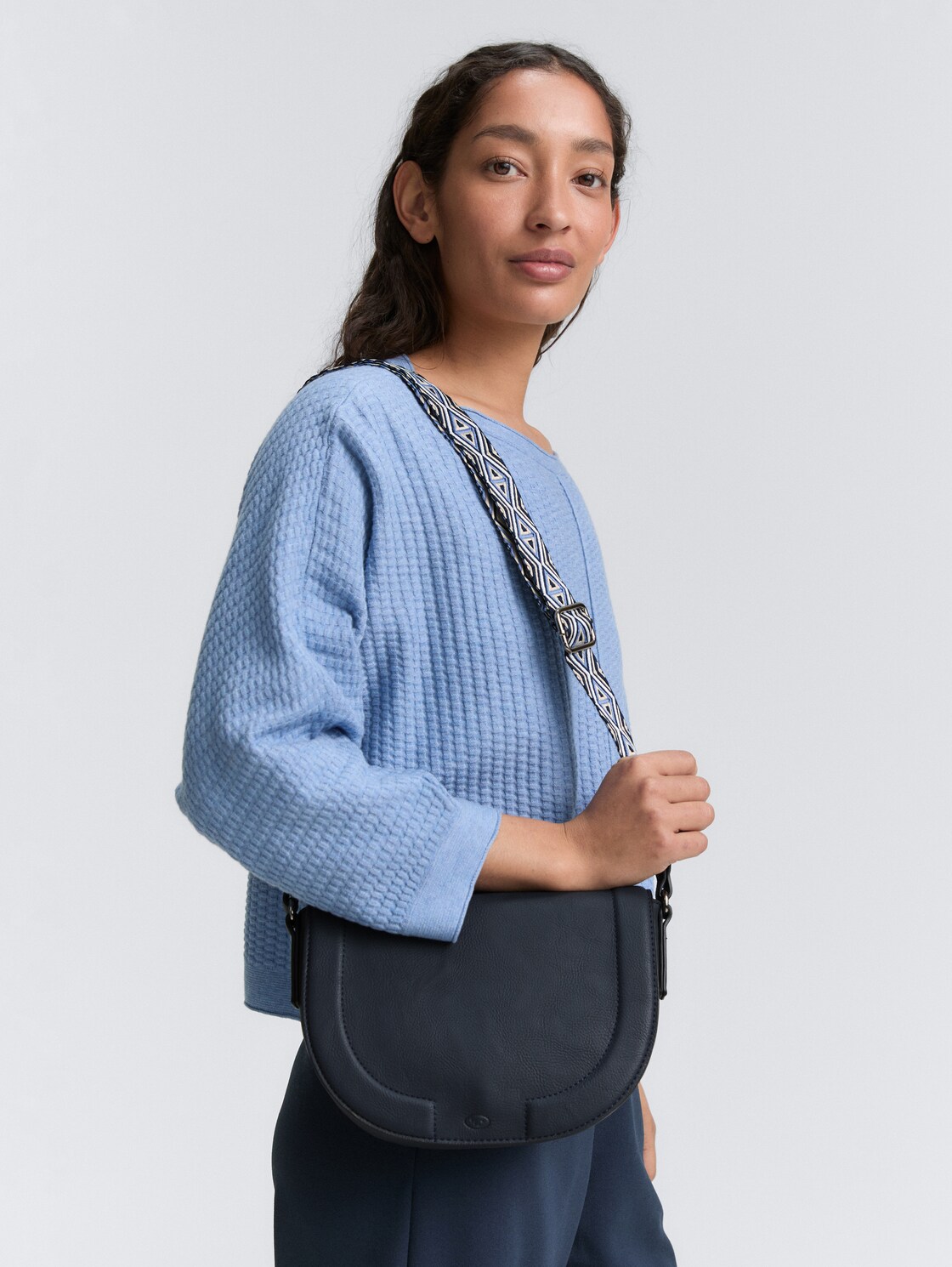 TTNANI Umhängetasche mit gemustertem Webriemen - dark blue - seitliche Model-Ansicht