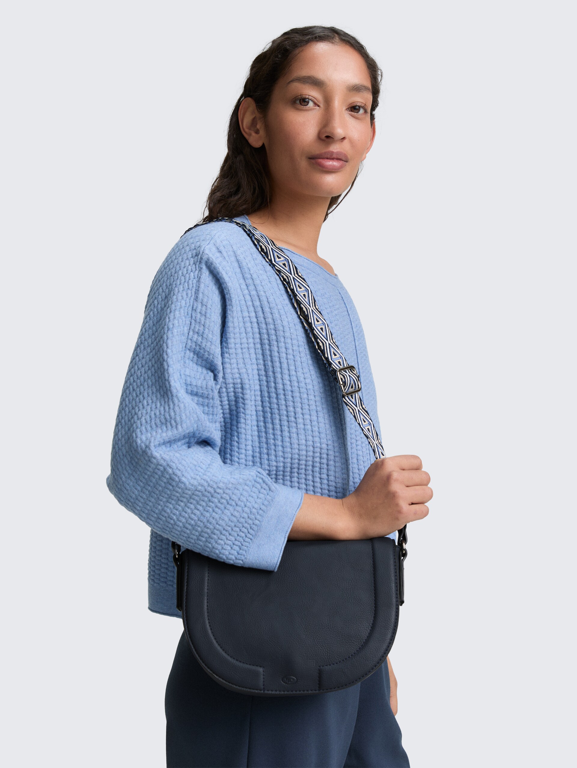 TTNANI Umhängetasche mit gemustertem Webriemen - dark blue - seitliche Model-Ansicht