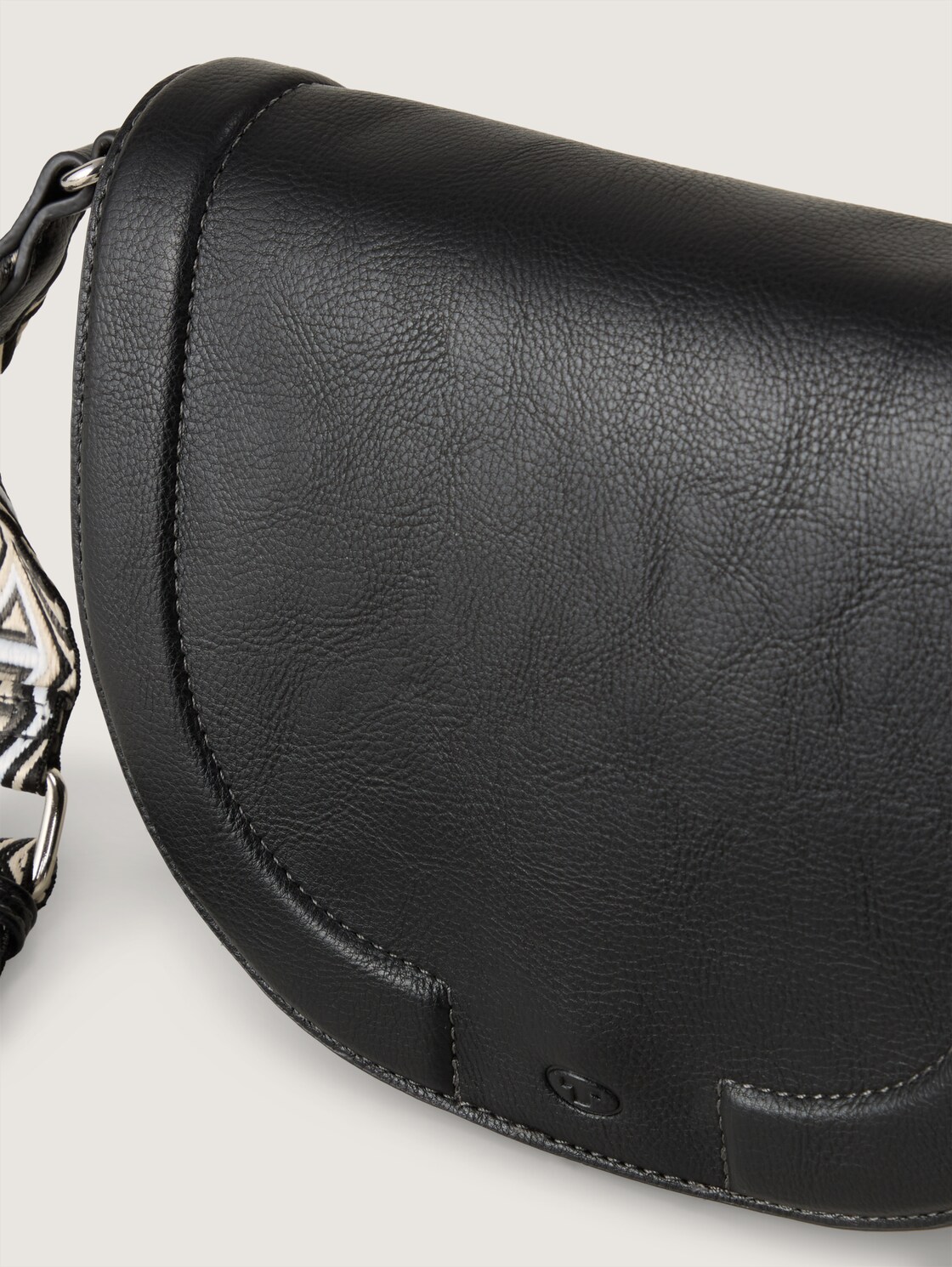 TTNANI Umhängetasche mit gemustertem Webriemen - schwarz / black - seitliche Produkt-Ansicht 