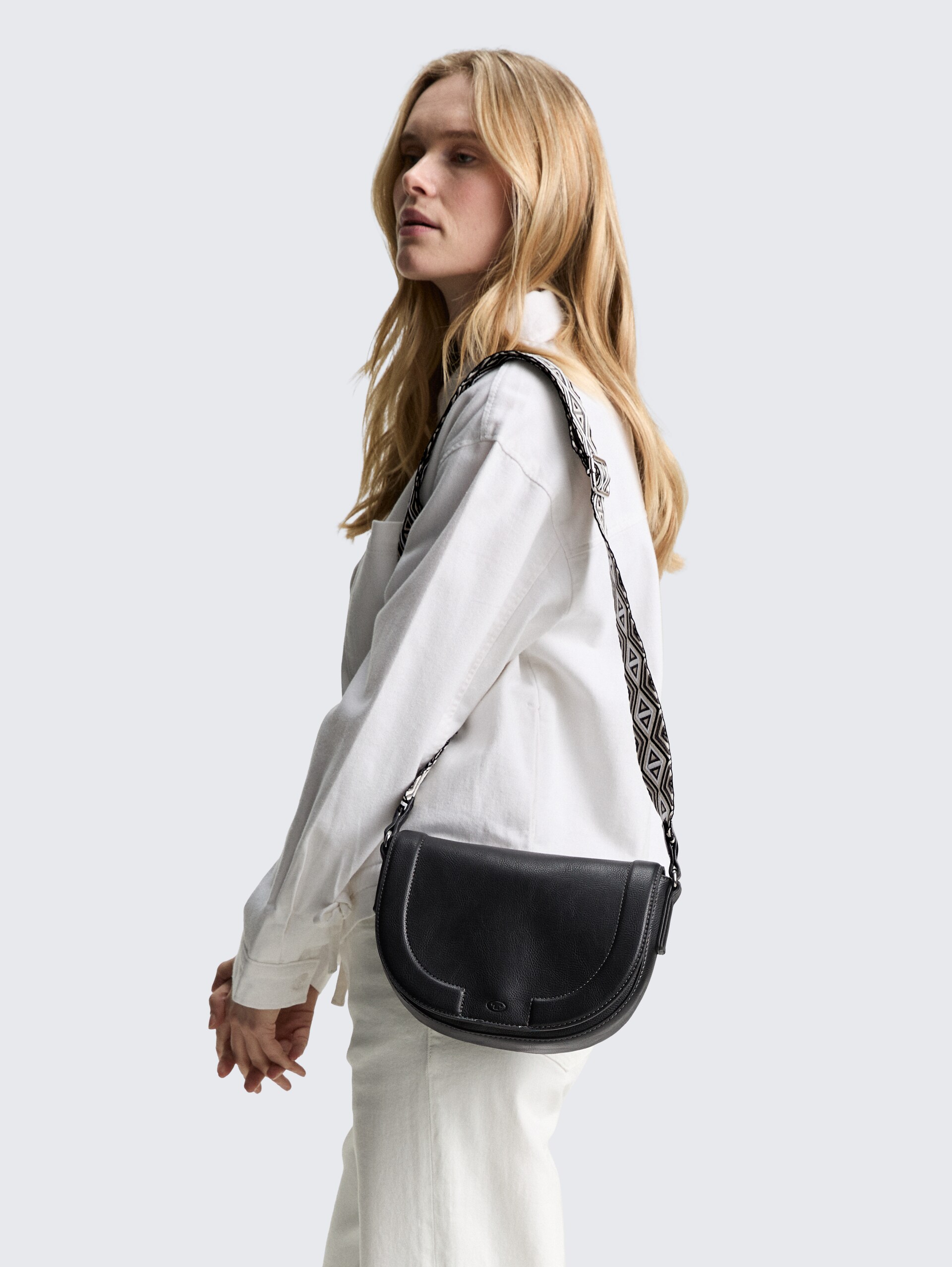 TTNANI shoulder bag with patterned woven strap - schwarz / black - side model view