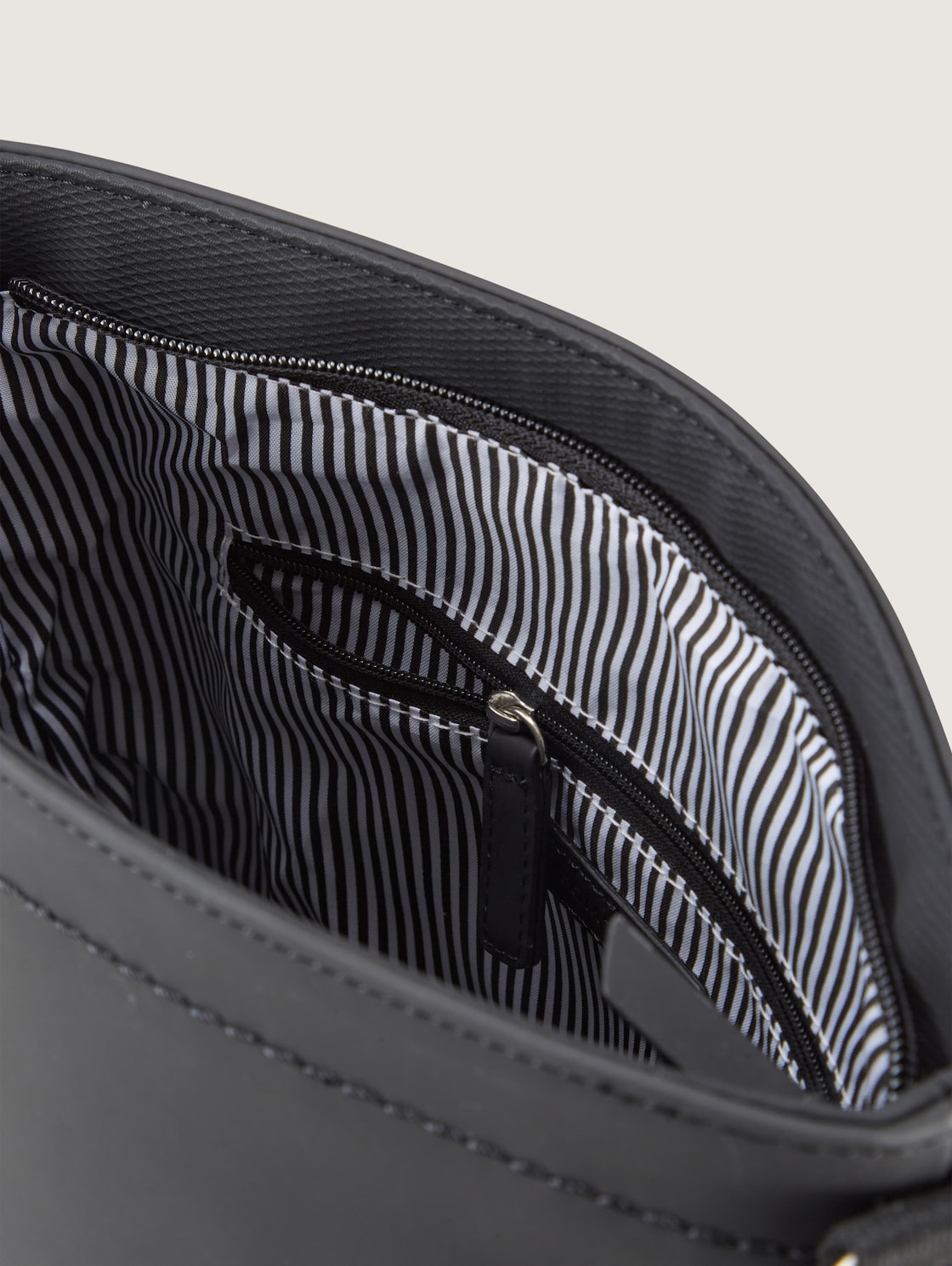 TTERIN M Umhängetasche aus Lederimitat - schwarz / black - seitliche Produkt-Ansicht 