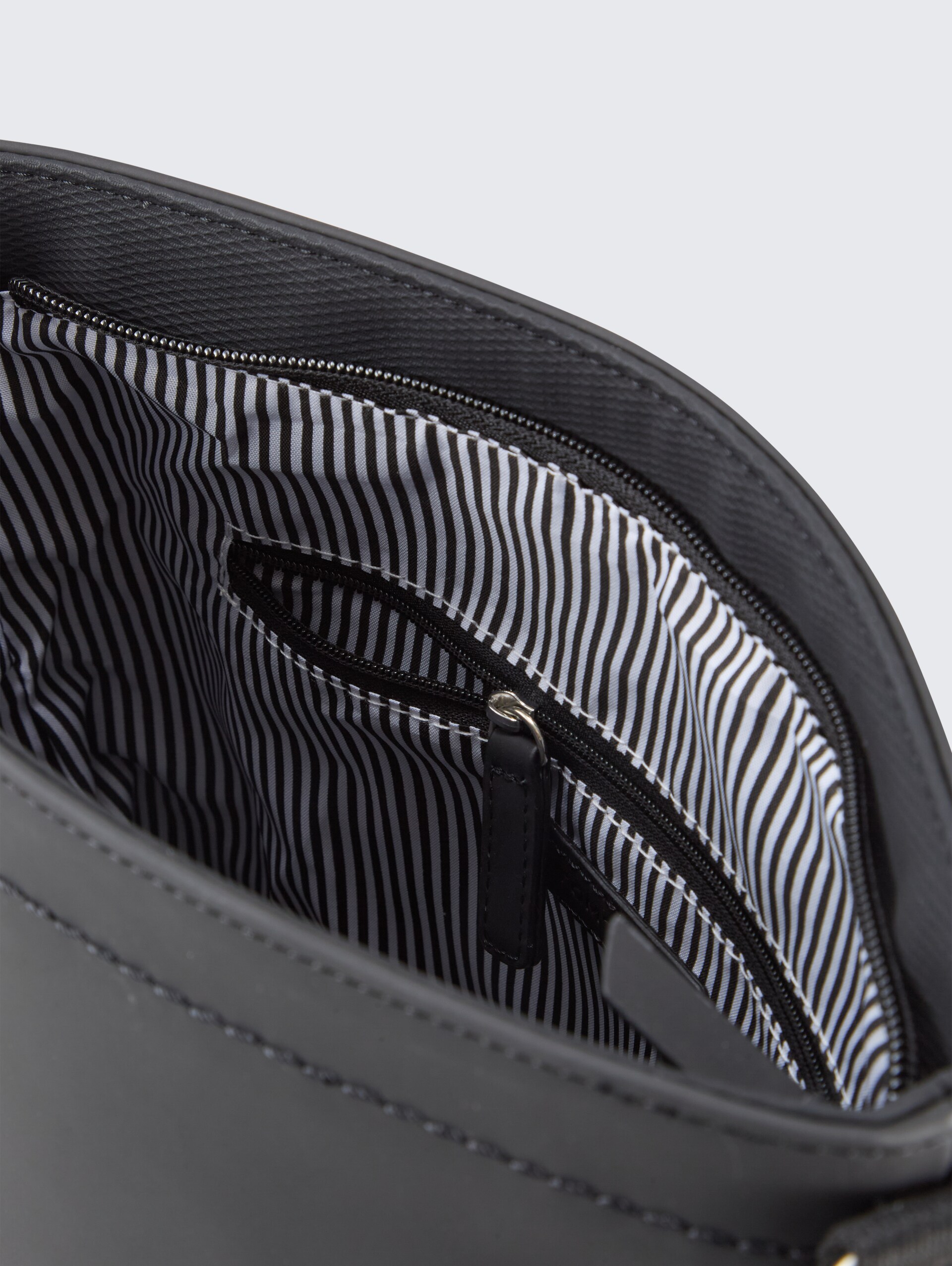 TTERIN M Umhängetasche aus Lederimitat - schwarz / black - seitliche Produkt-Ansicht 