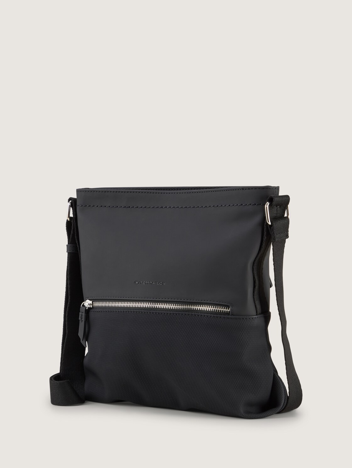 TTERIN M Umhängetasche aus Lederimitat - schwarz / black - seitliche Produkt-Ansicht 