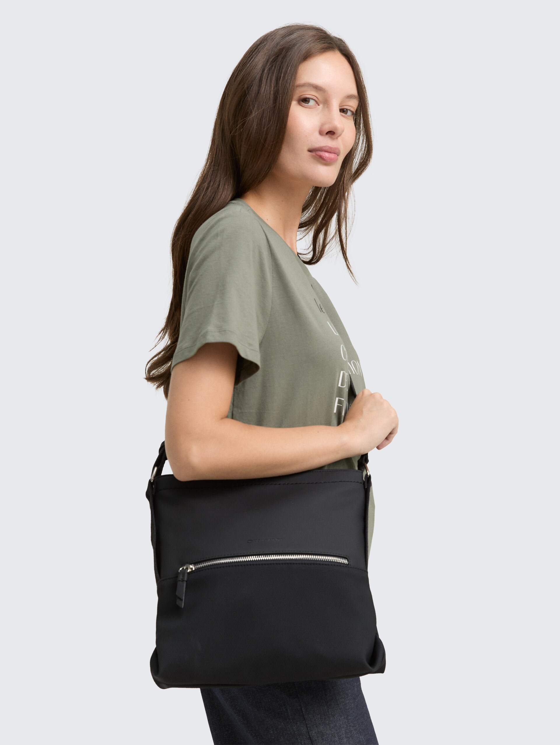 TTERIN M Umhängetasche aus Lederimitat - schwarz / black - seitliche Model-Ansicht