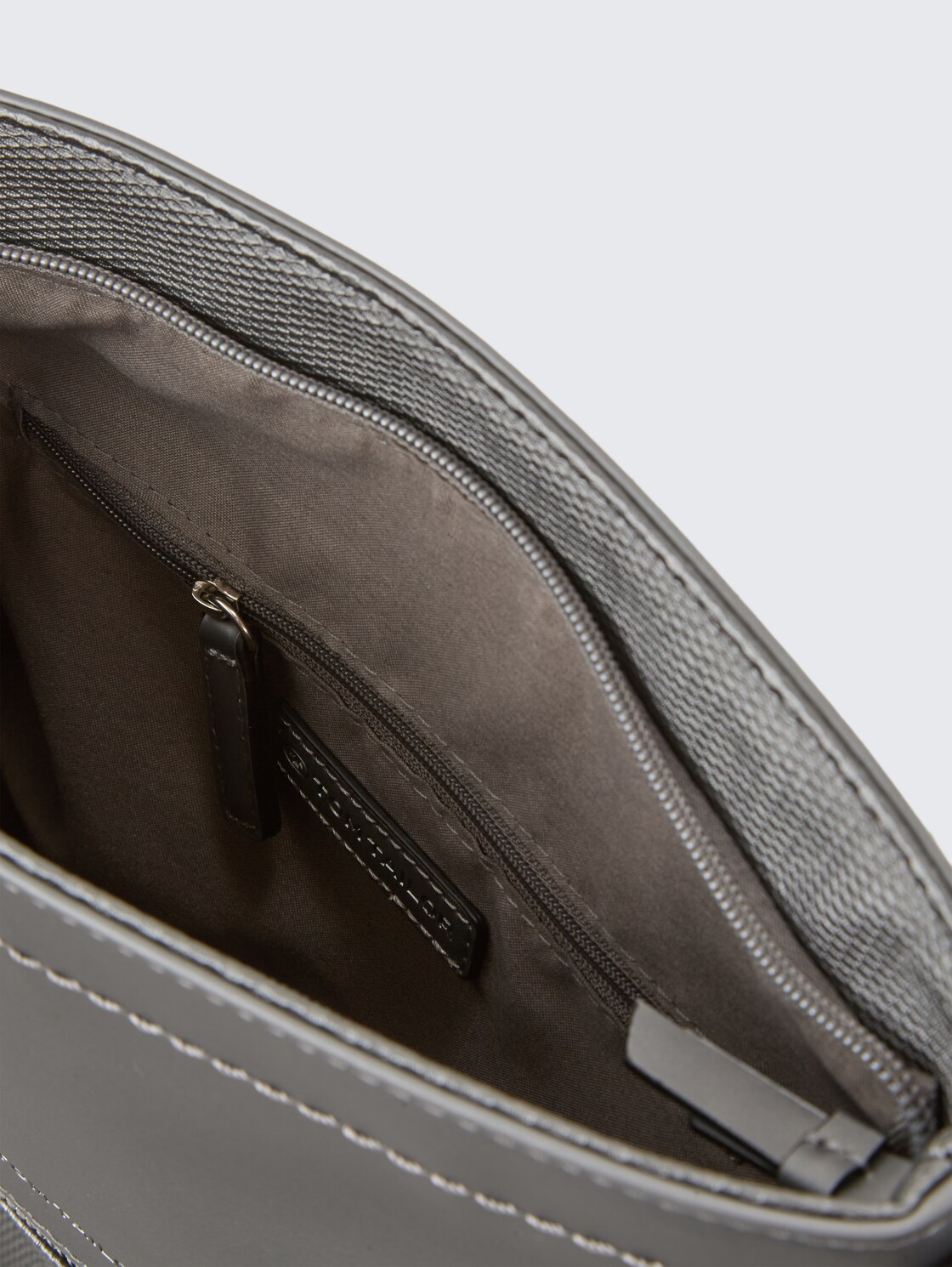 TTERIN M Umhängetasche aus Lederimitat - metallic grey - seitliche Produkt-Ansicht 