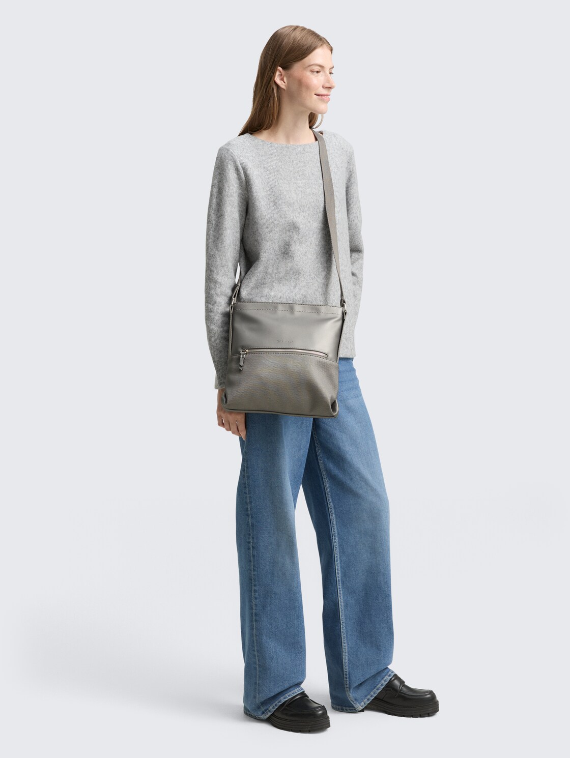 TTERIN M Umhängetasche aus Lederimitat - metallic grey - seitliche Model-Ansicht