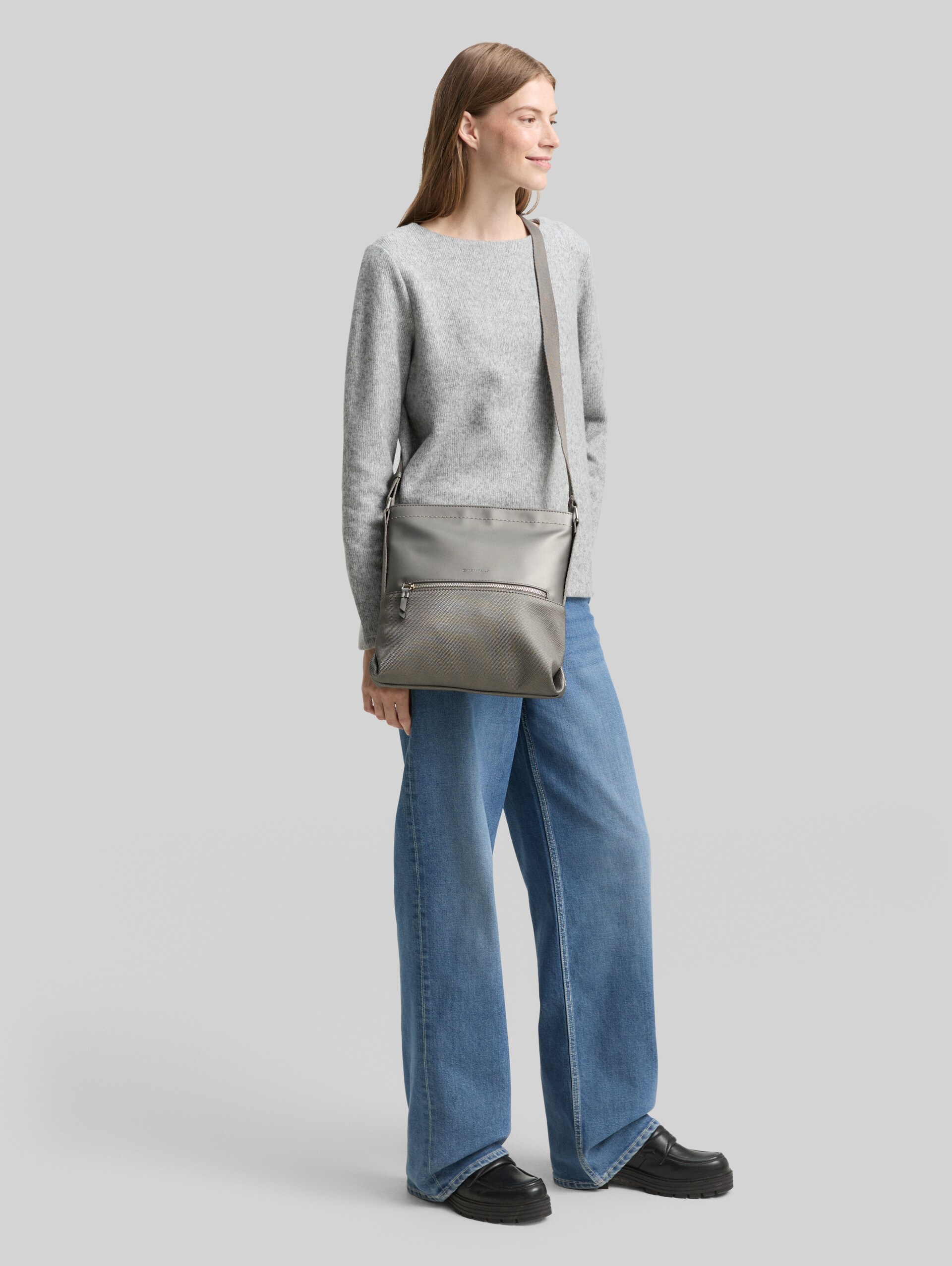 TTERIN M shoulder bag in faux leather - metallic grey - side model view