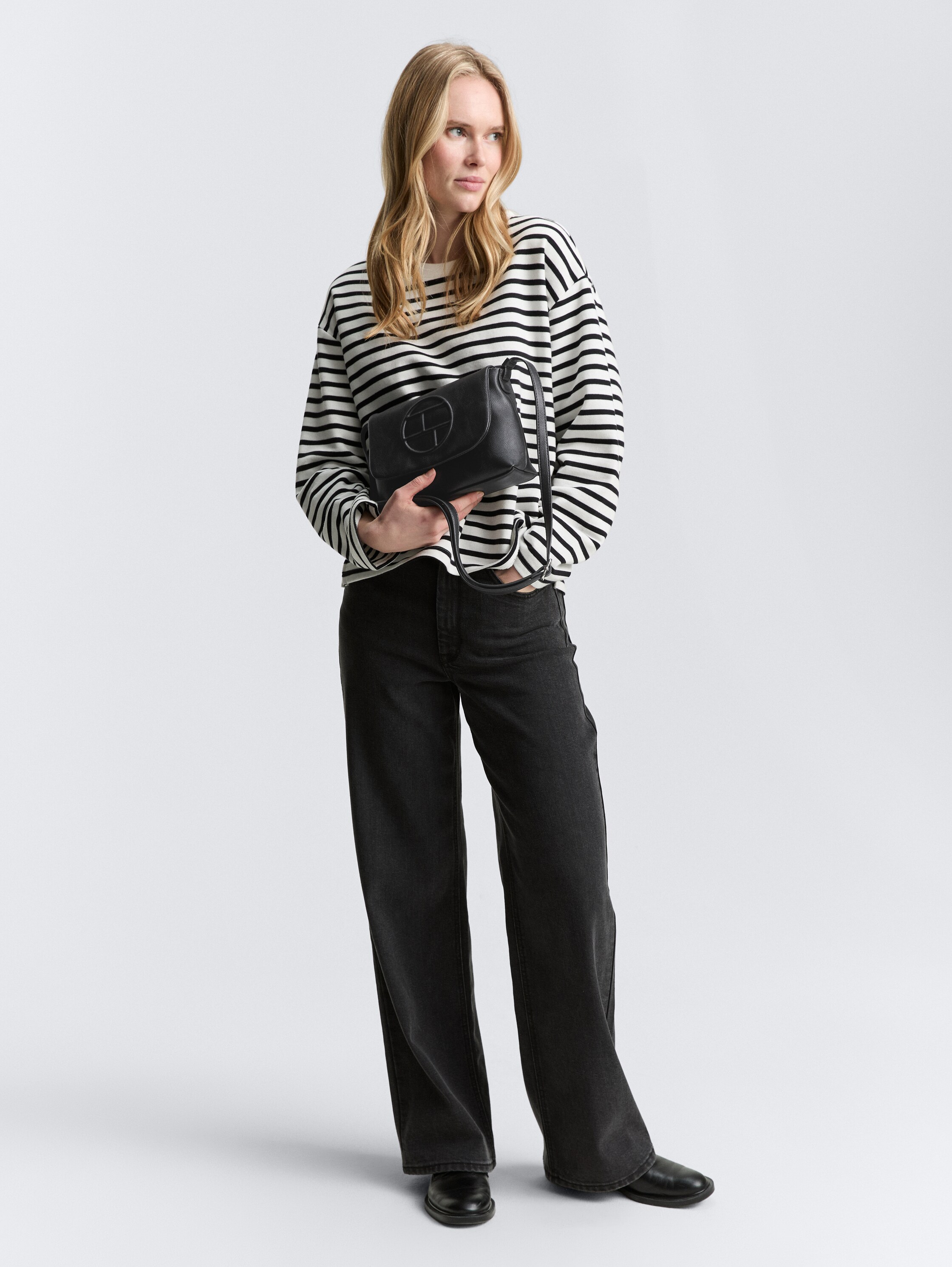 TTROSABEL M Umhängetasche mit Umschlag und Logo-Prägung - schwarz_black - 