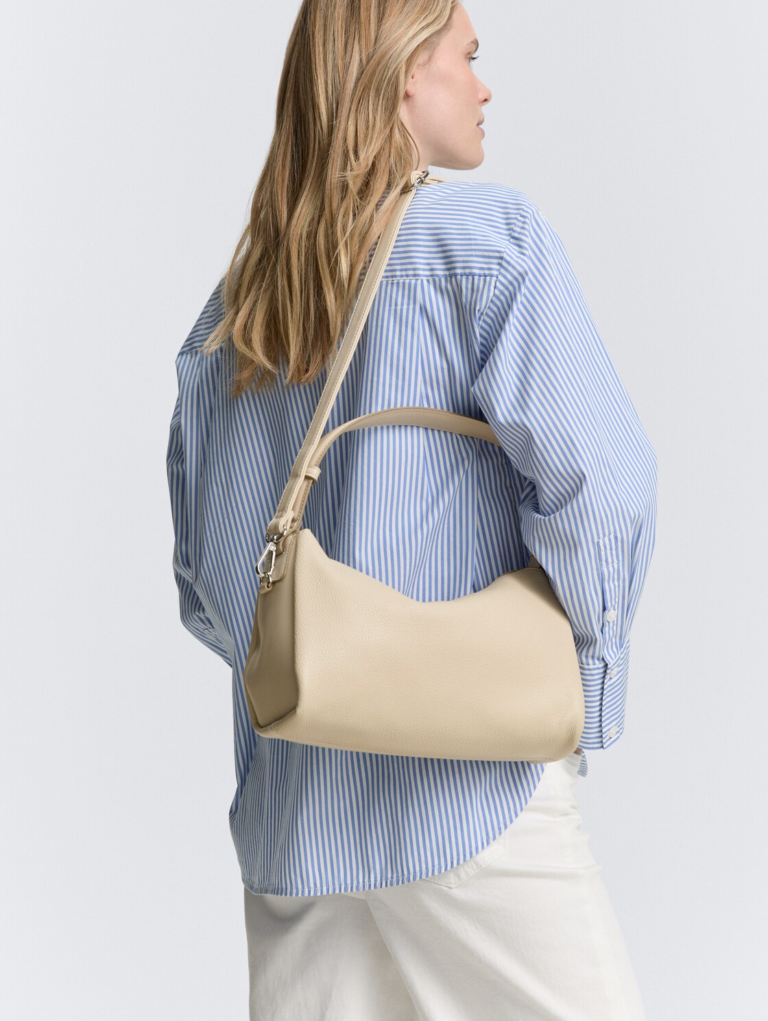 TTDEA M Beuteltasche mit verstellbarem Trageriemen - off white / off white - seitliche Model-Ansicht