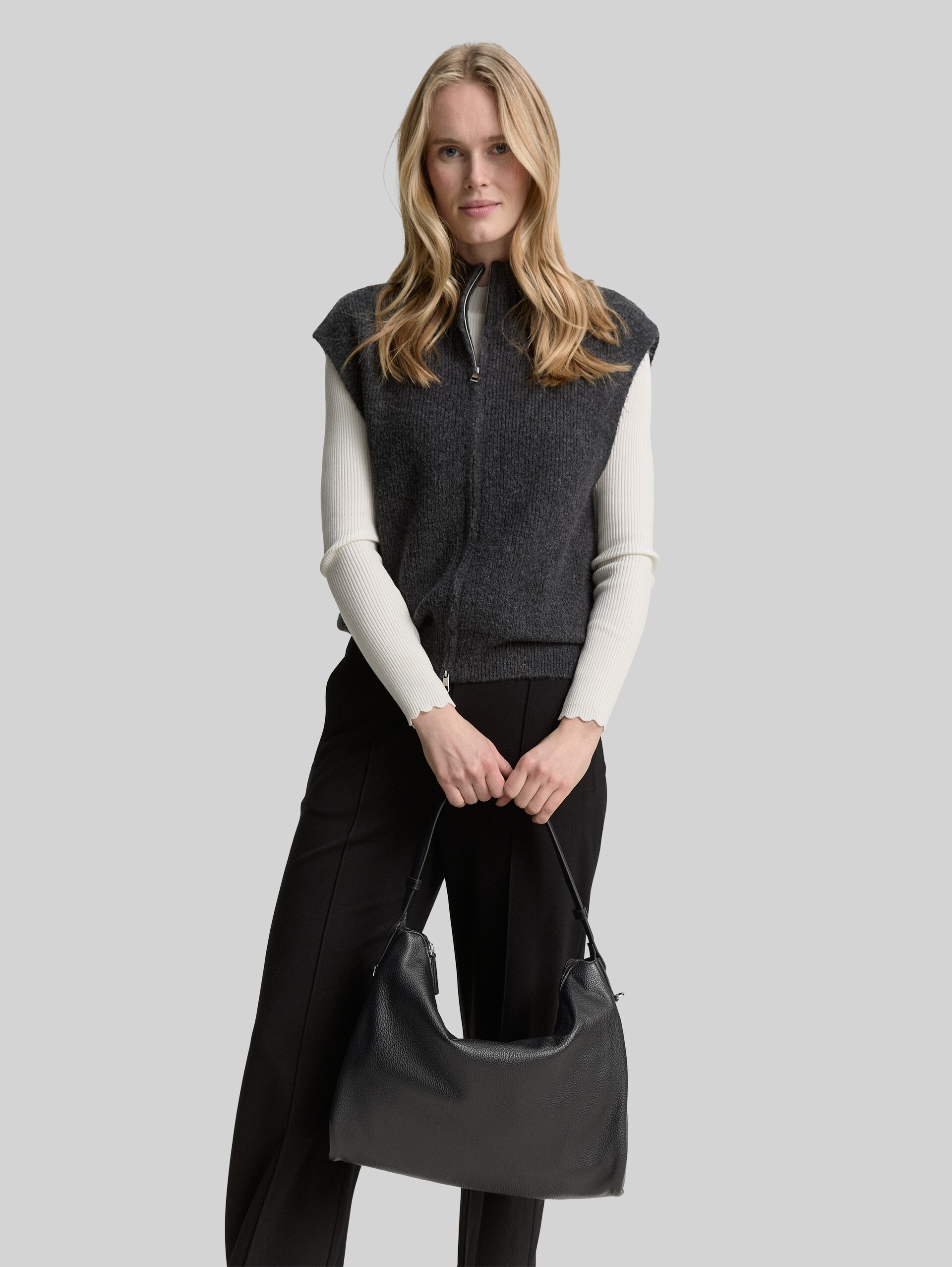 TTDEA L pouch bag with adjustable shoulder strap - schwarz / black - side model view