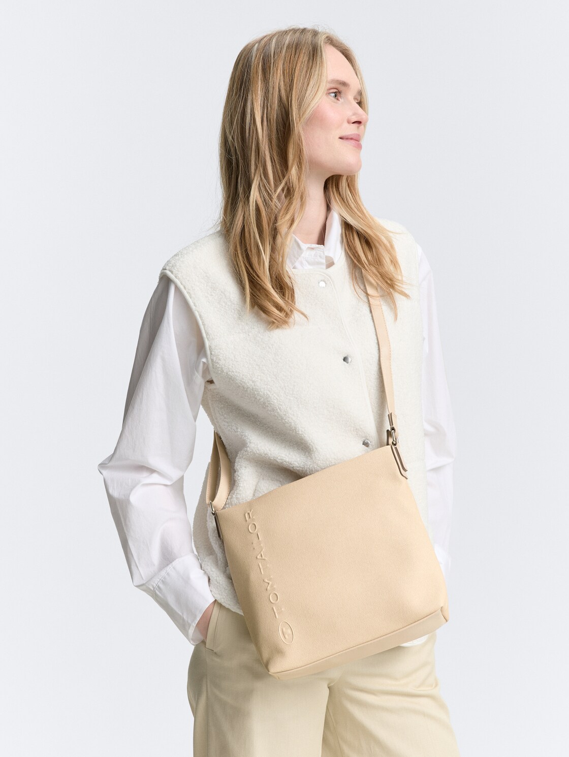 TTROSA S Umhängetasche in Canvas-Optik - beige / beige - seitliche Model-Ansicht