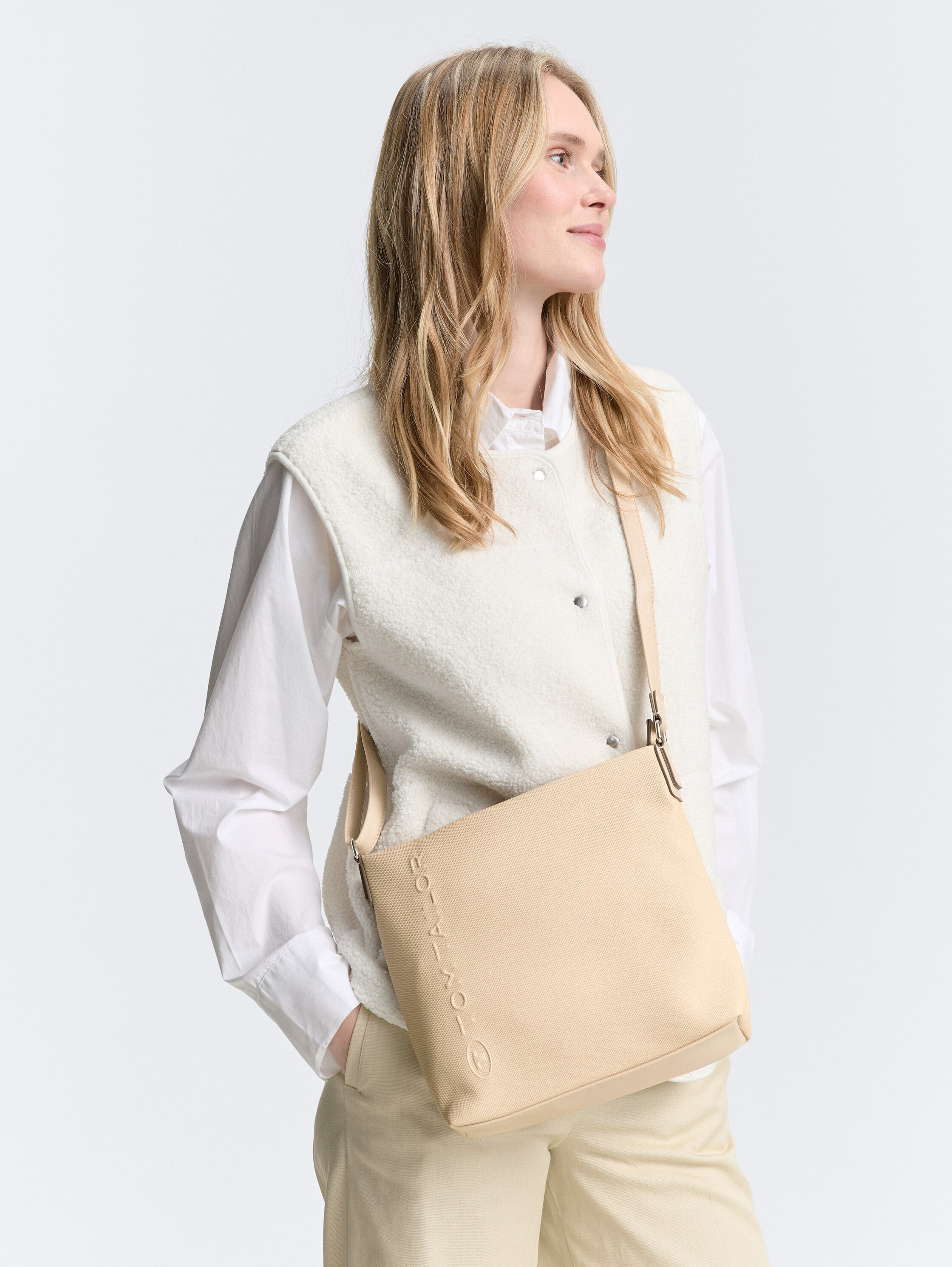 TTROSA S Umhängetasche in Canvas-Optik - beige_beige - seitliche Model-Ansicht