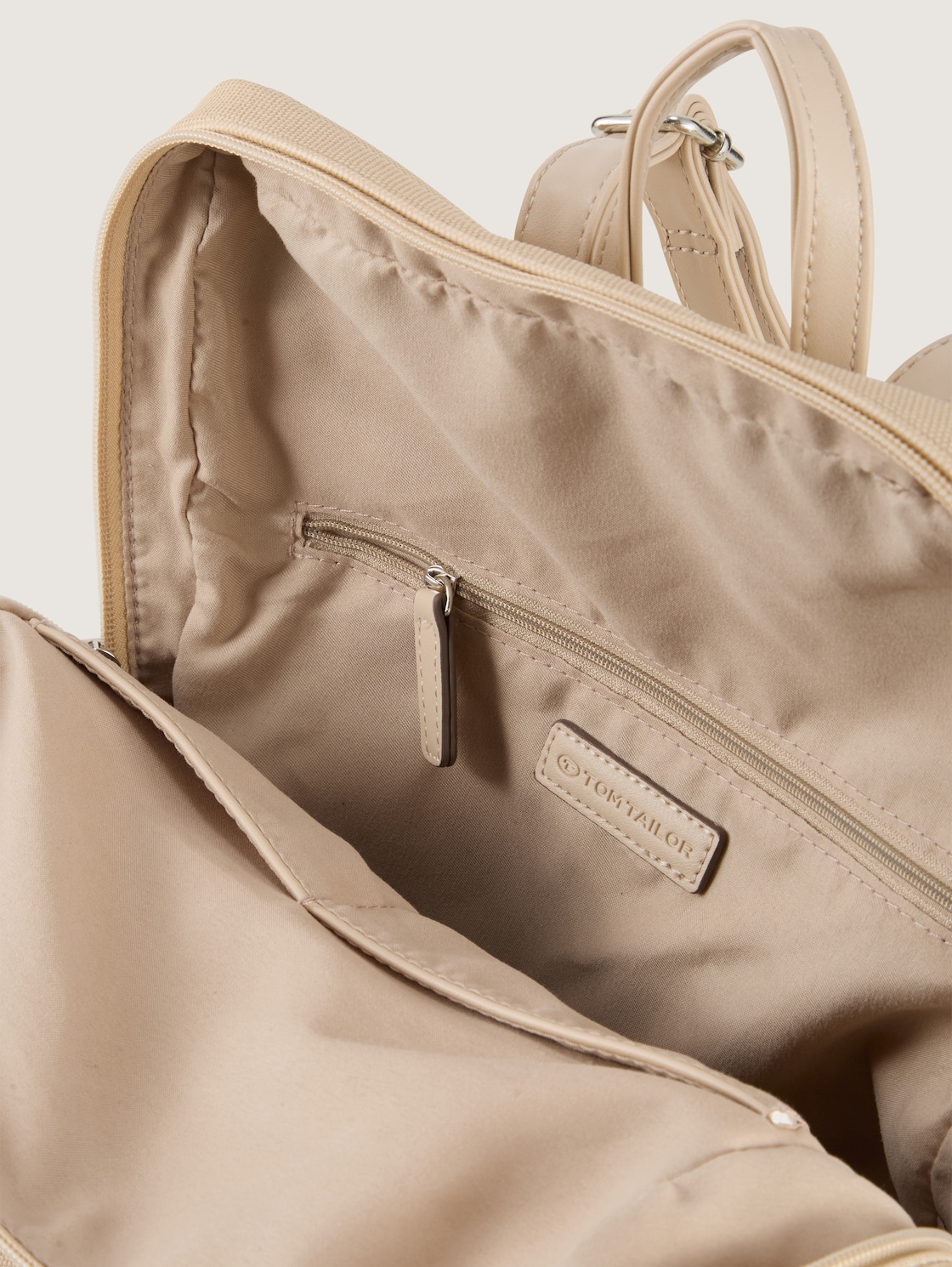 TTROSA M Rucksack in Canvas-Optik mit Logoprägung - beige / beige - seitliche Produkt-Ansicht 