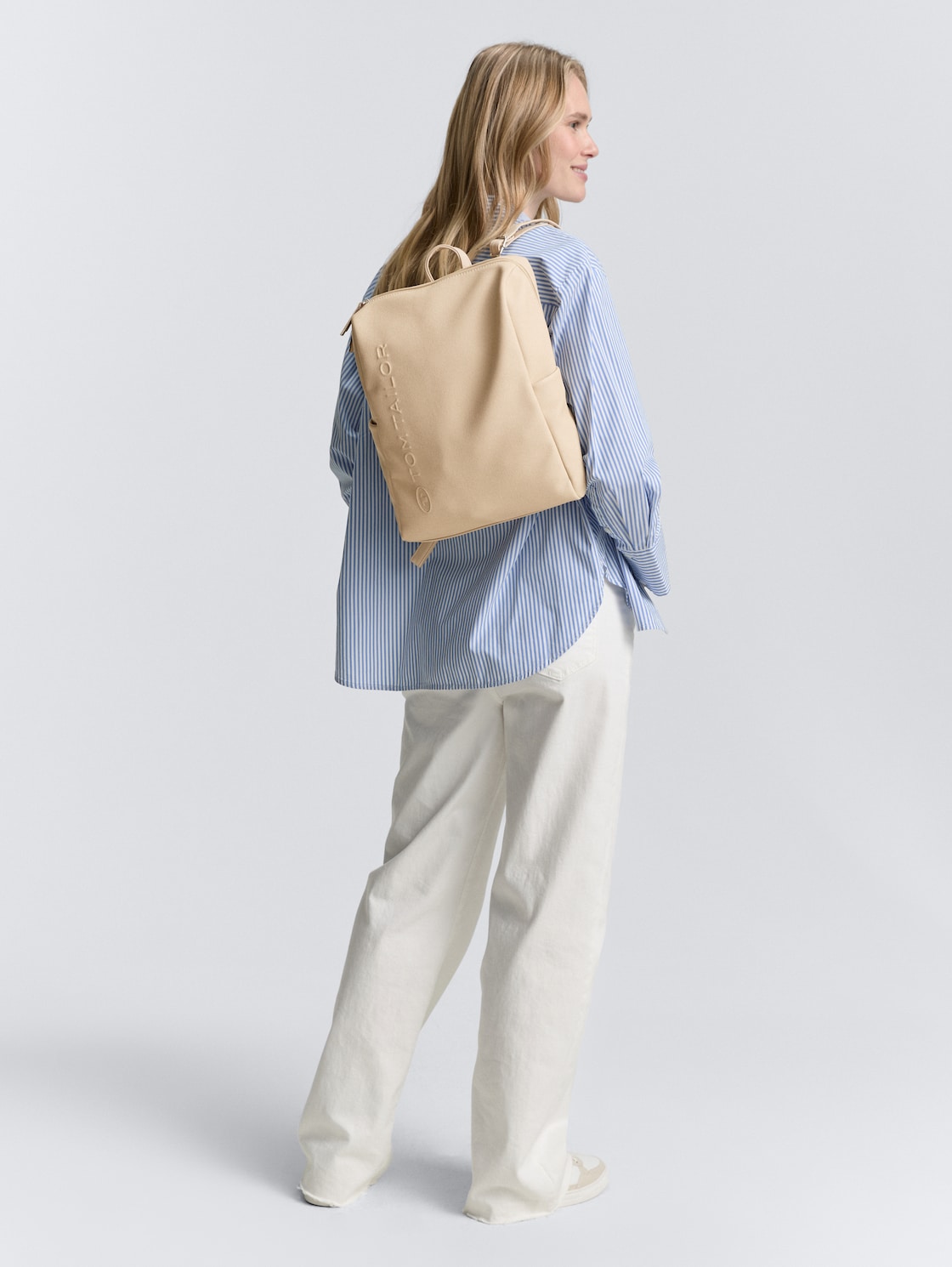 TTROSA M Rucksack in Canvas-Optik mit Logoprägung - beige / beige - seitliche Model-Ansicht