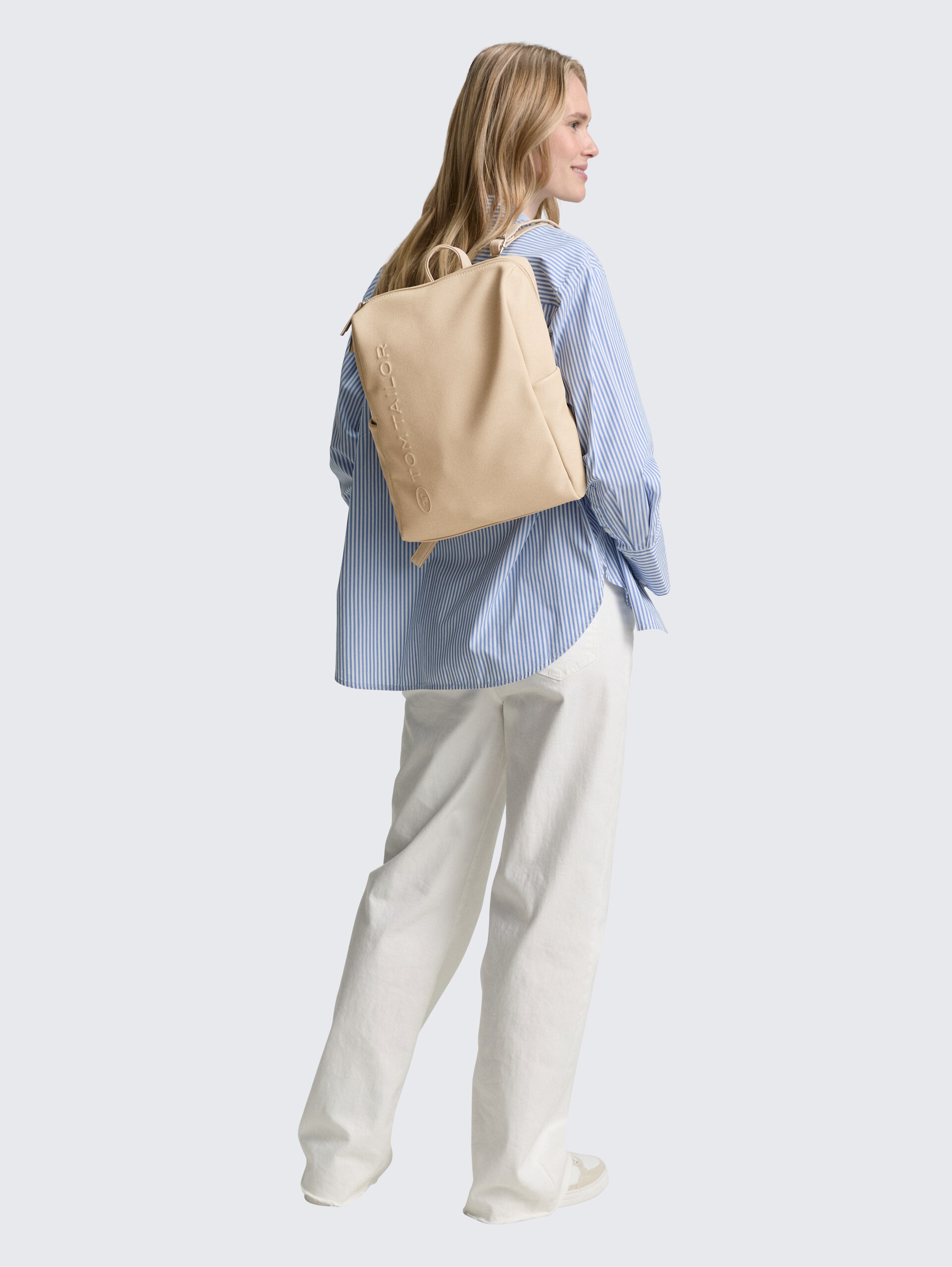 TTROSA M Rucksack in Canvas-Optik mit Logoprägung - beige / beige - seitliche Model-Ansicht