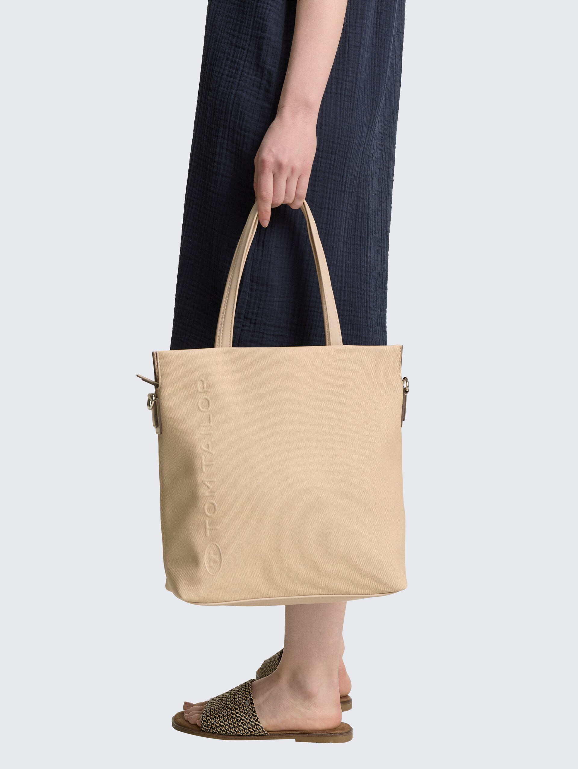 TTROSA M Zip Shopper mit doppeltem Riemen - beige / beige - seitliche Model-Ansicht