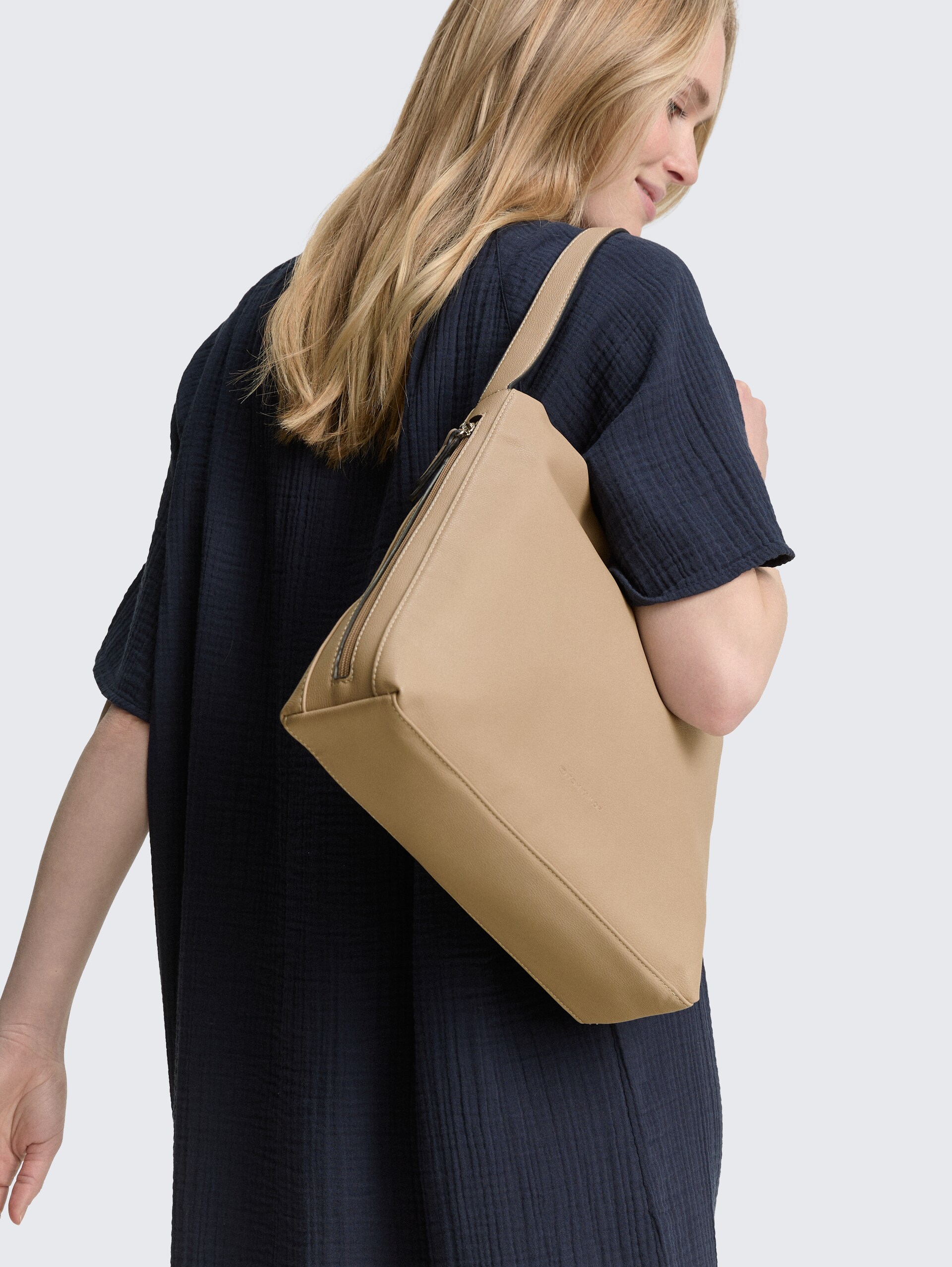 TTYUMA M Beuteltasche mit Logo-Prägung - taupe / taupe - seitliche Model-Ansicht