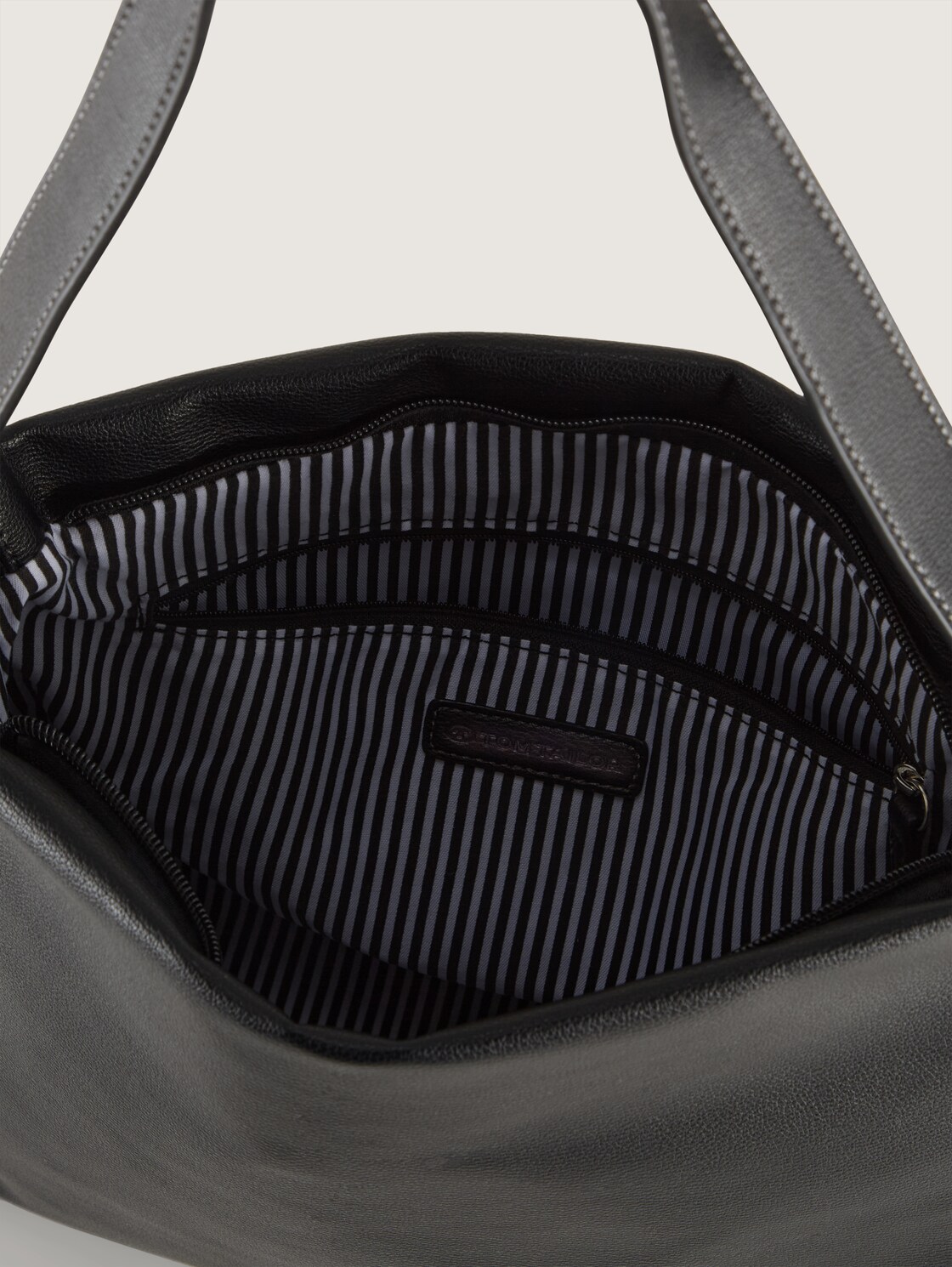 TTYUMA M Beuteltasche mit Logo-Prägung - schwarz / black - seitliche Produkt-Ansicht 