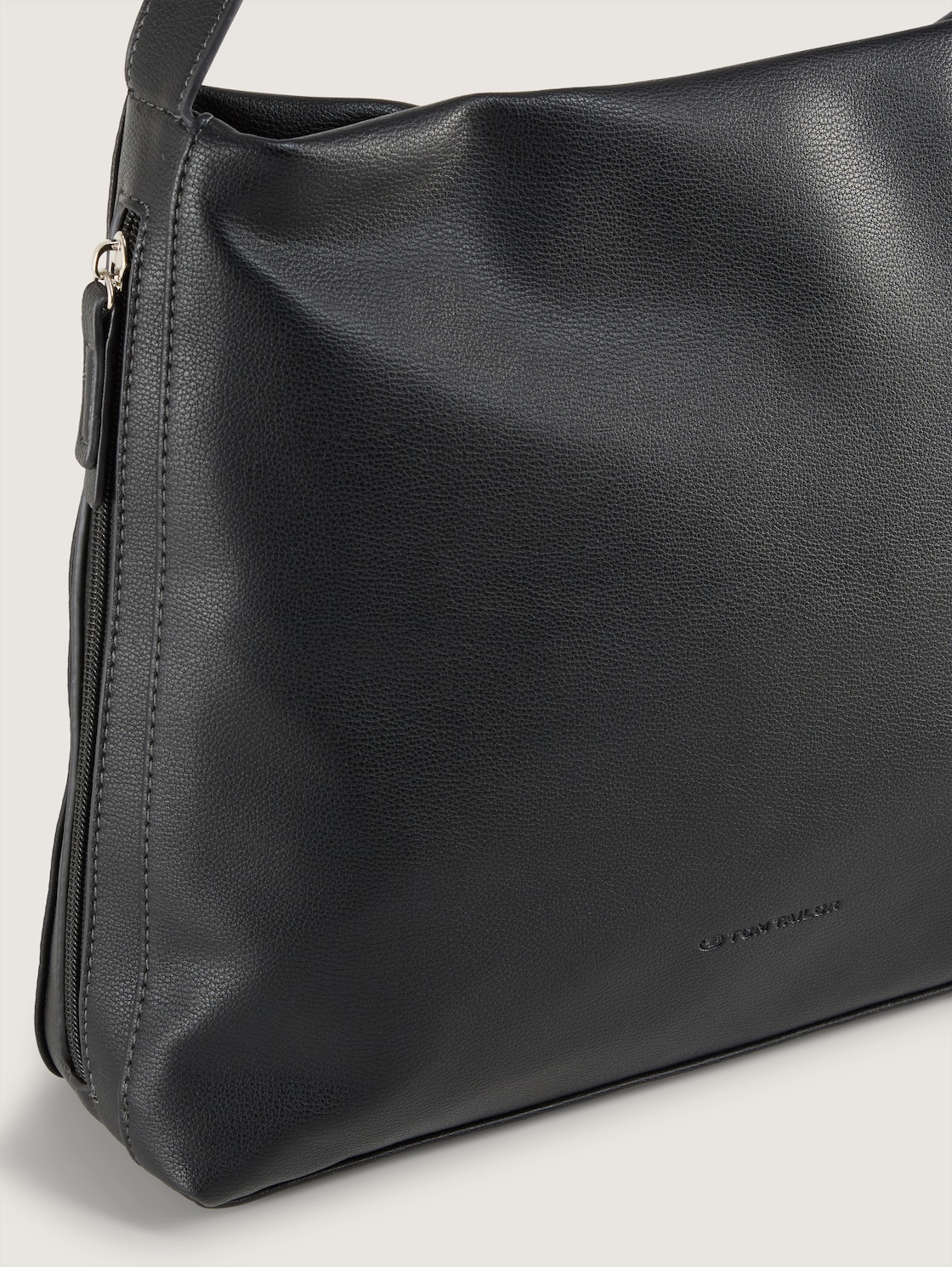 TTYUMA M Beuteltasche mit Logo-Prägung - schwarz / black - seitliche Produkt-Ansicht 