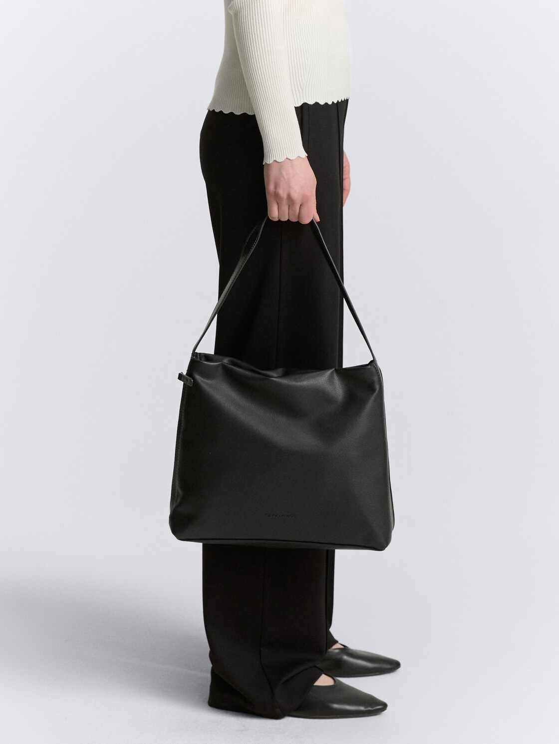 TTYUMA M Beuteltasche mit Logo-Prägung - schwarz / black - seitliche Model-Ansicht