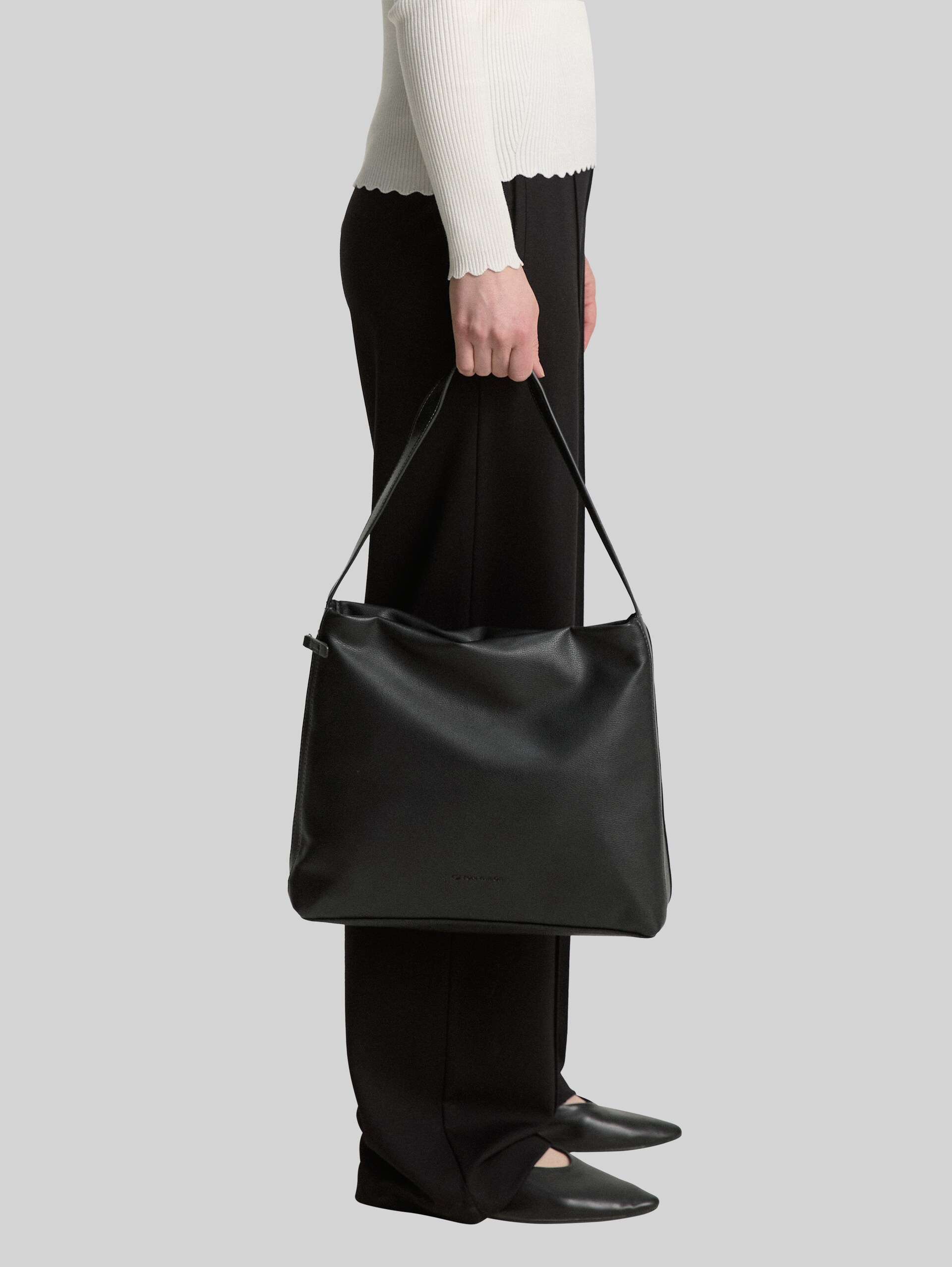 TTYUMA M pouch bag with embossed logo - schwarz / black - side model view