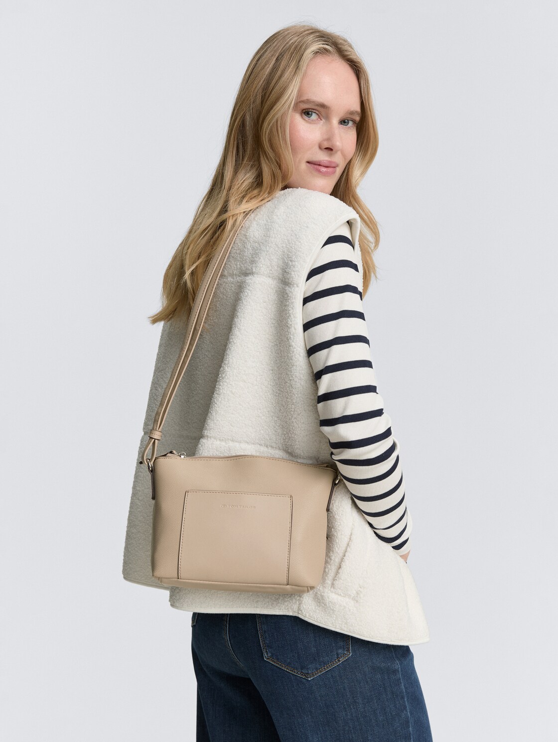 TTAMARIS S Umhängetasche mit Kontrastnähten - taupe / taupe - seitliche Model-Ansicht