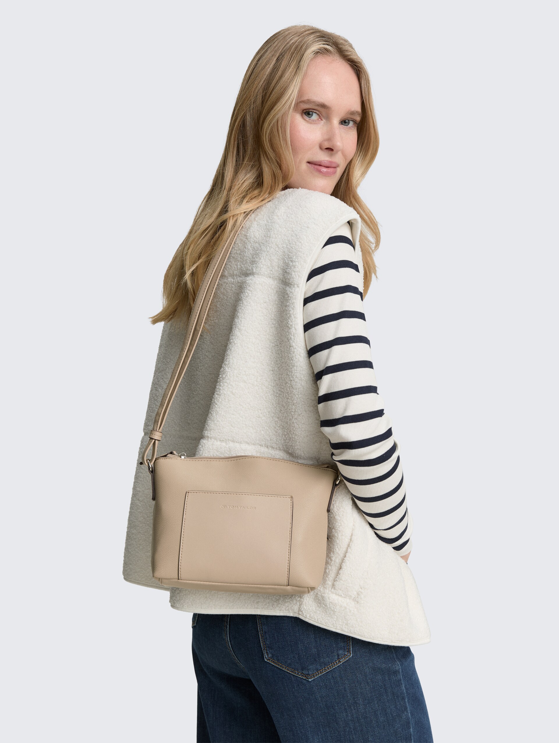 TTAMARIS S Umhängetasche mit Kontrastnähten - taupe / taupe - seitliche Model-Ansicht