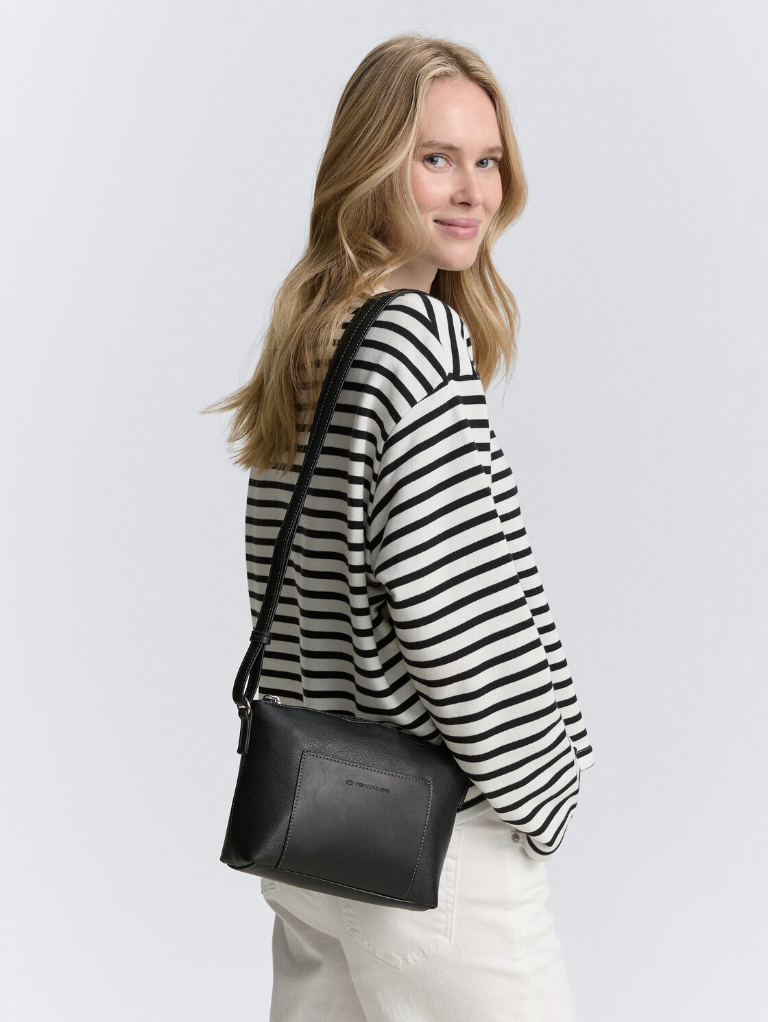 TTAMARIS S Umhängetasche mit Kontrastnähten - schwarz / black - seitliche Model-Ansicht