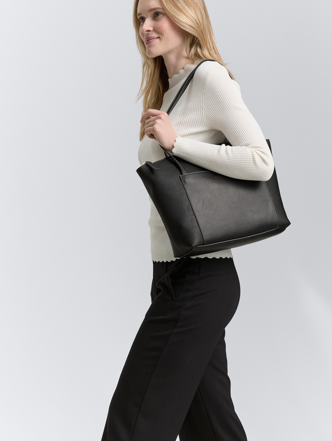 TTAMARIS L Shopper - schwarz / black - seitliche Model-Ansicht