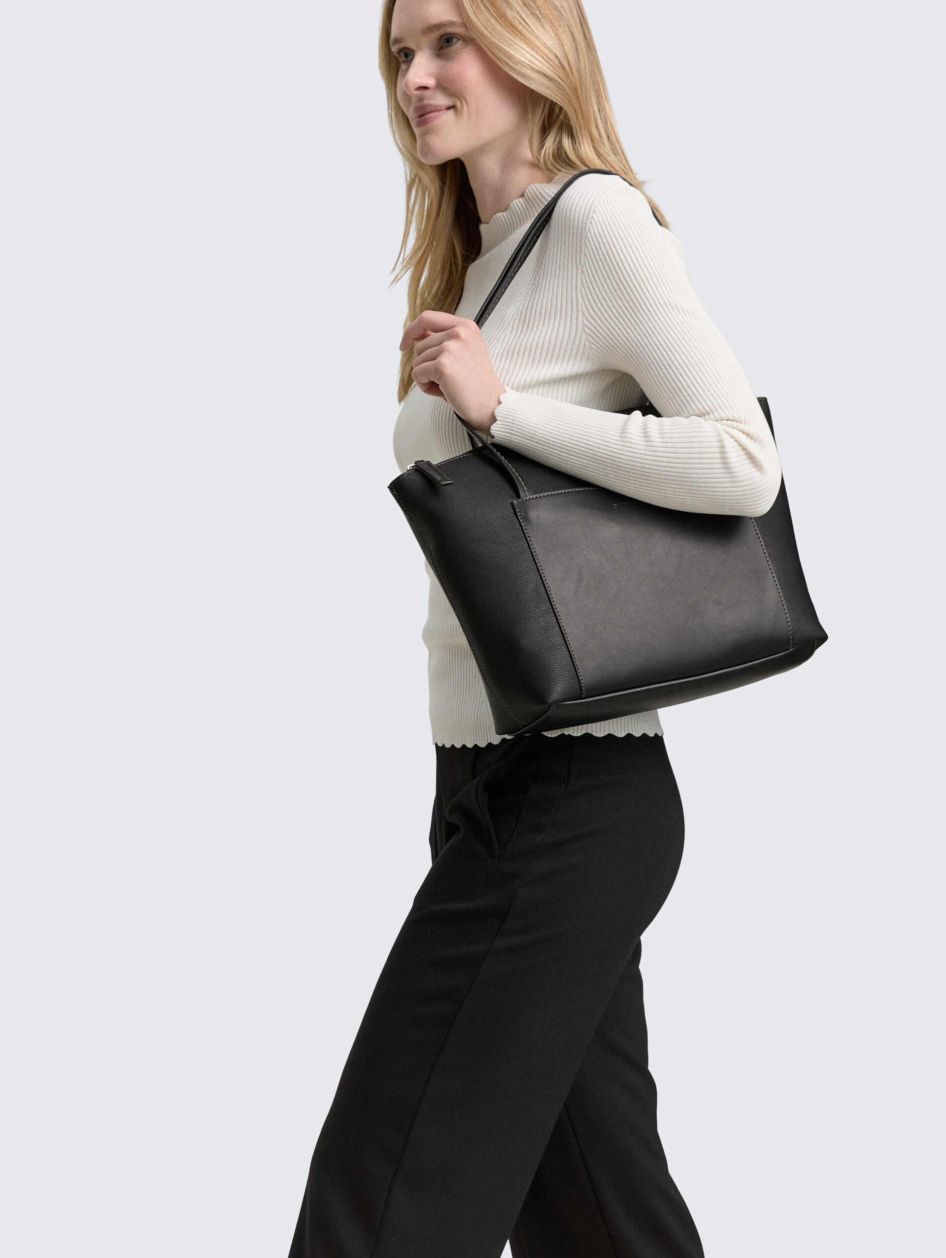 TTAMARIS L Shopper - schwarz / black - seitliche Model-Ansicht