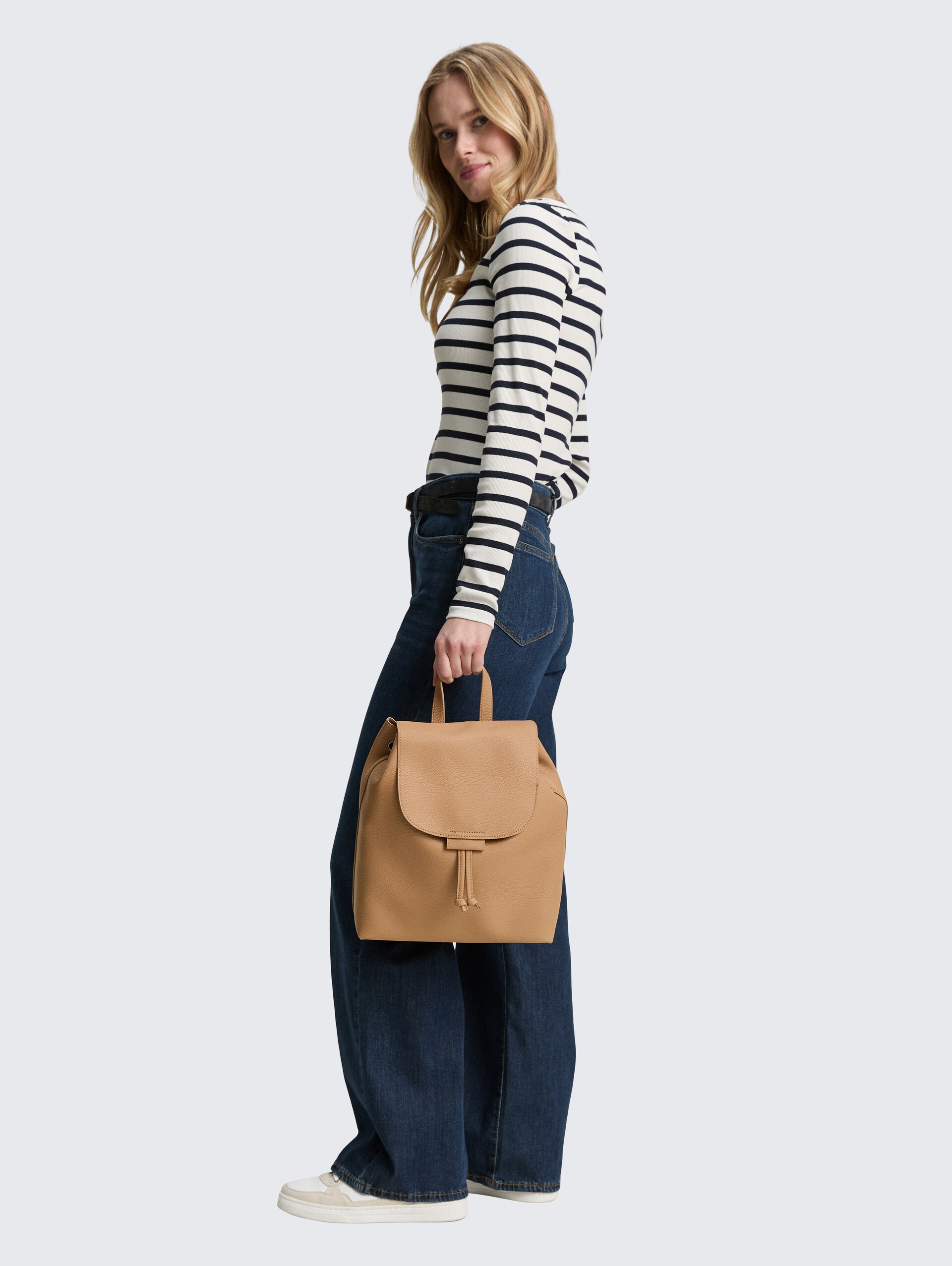 TTFILIPA M Rucksack mit Umschlag und Magnetverschluss - camel / camel nature - seitliche Model-Ansicht