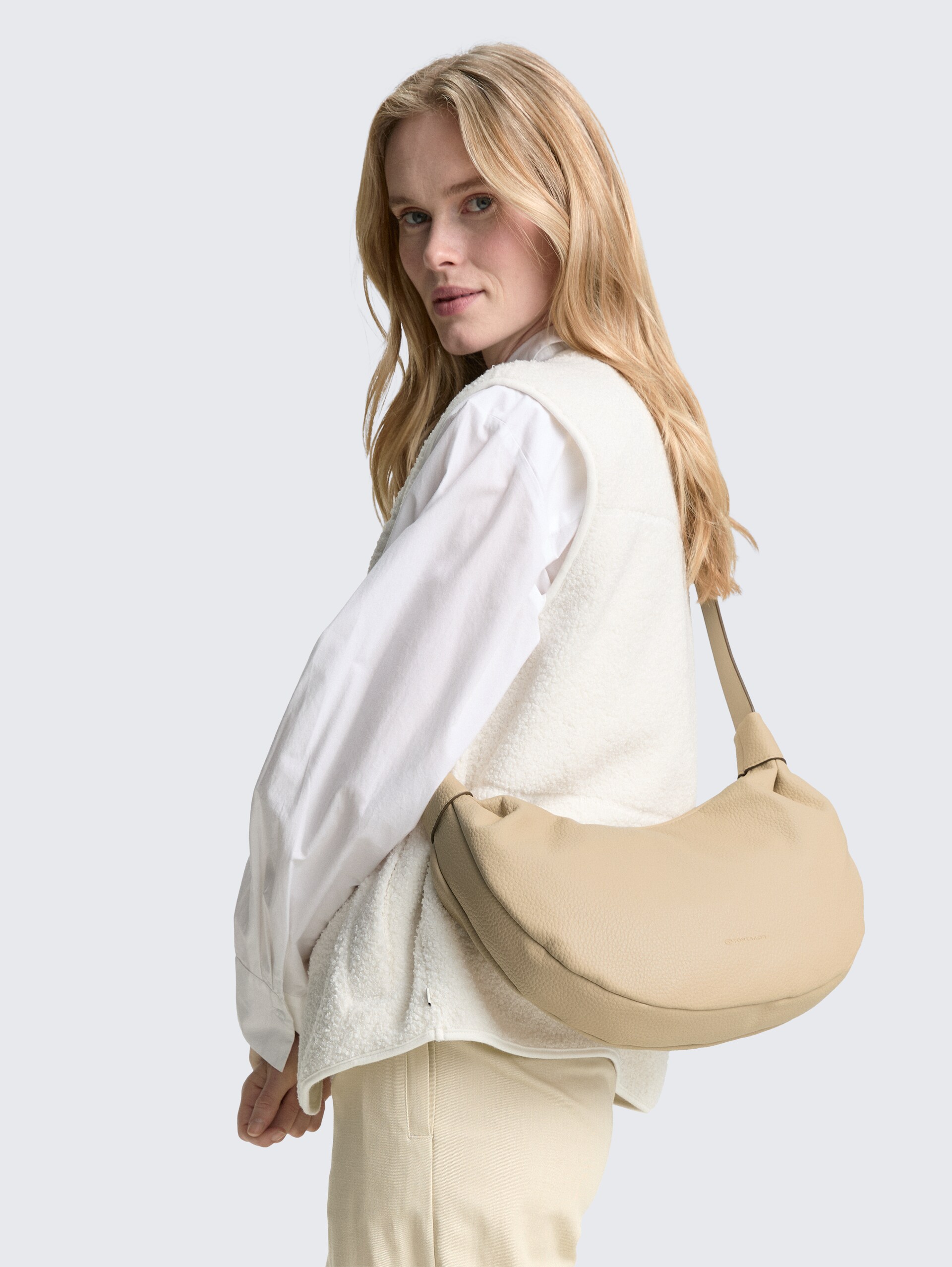 TTLILIANA M Umhängetasche mit kleiner Logo-Prägung - beige / beige - seitliche Model-Ansicht