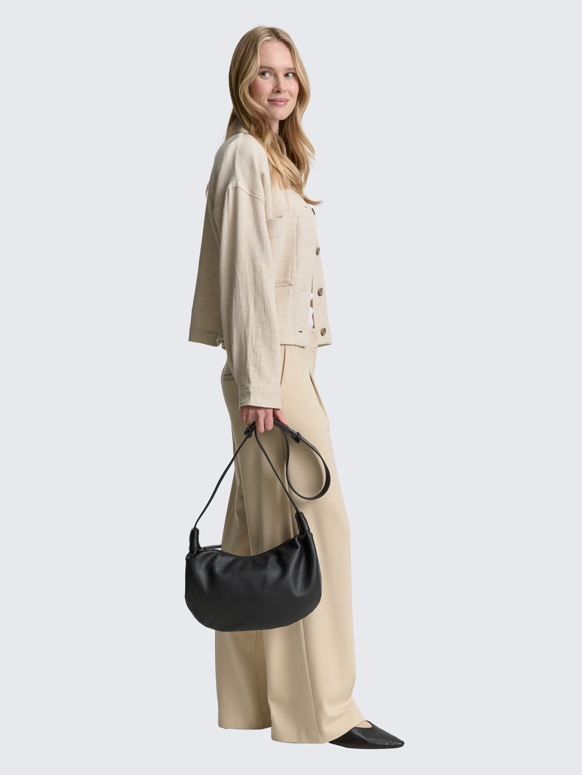 TTLILIANA M Umhängetasche mit kleiner Logo-Prägung - schwarz / black - seitliche Model-Ansicht