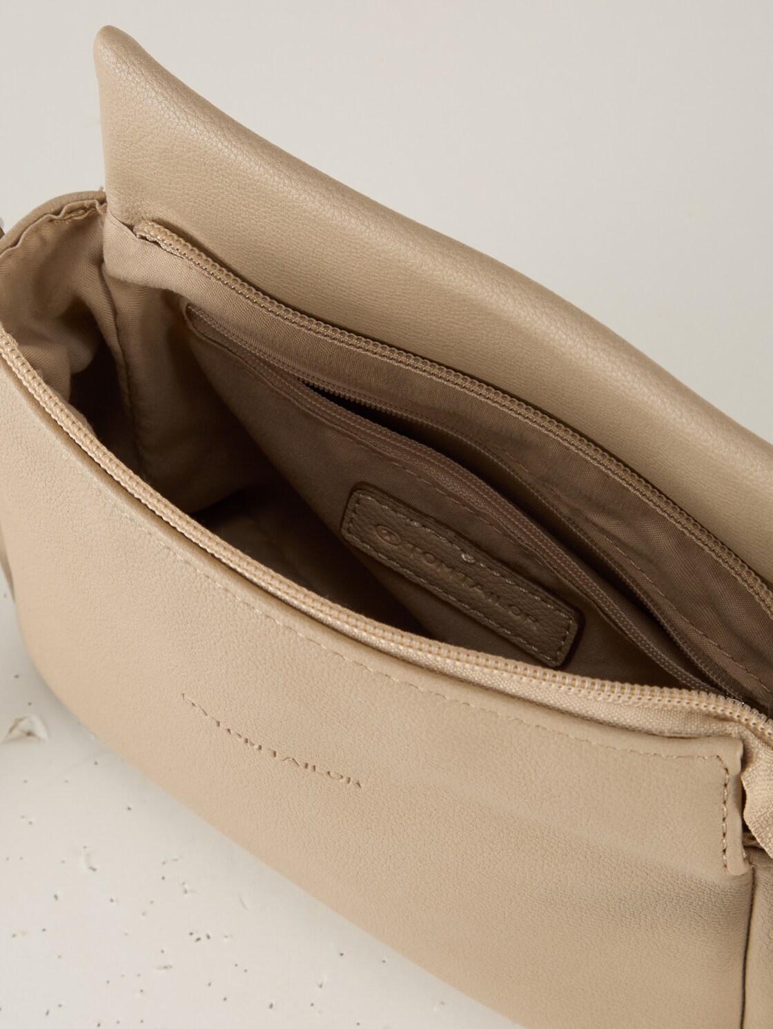 TTRELLA S Umhängetasche mit kleinem Umschlag und Logo-Prägung - taupe / taupe - seitliche Produkt-Ansicht 