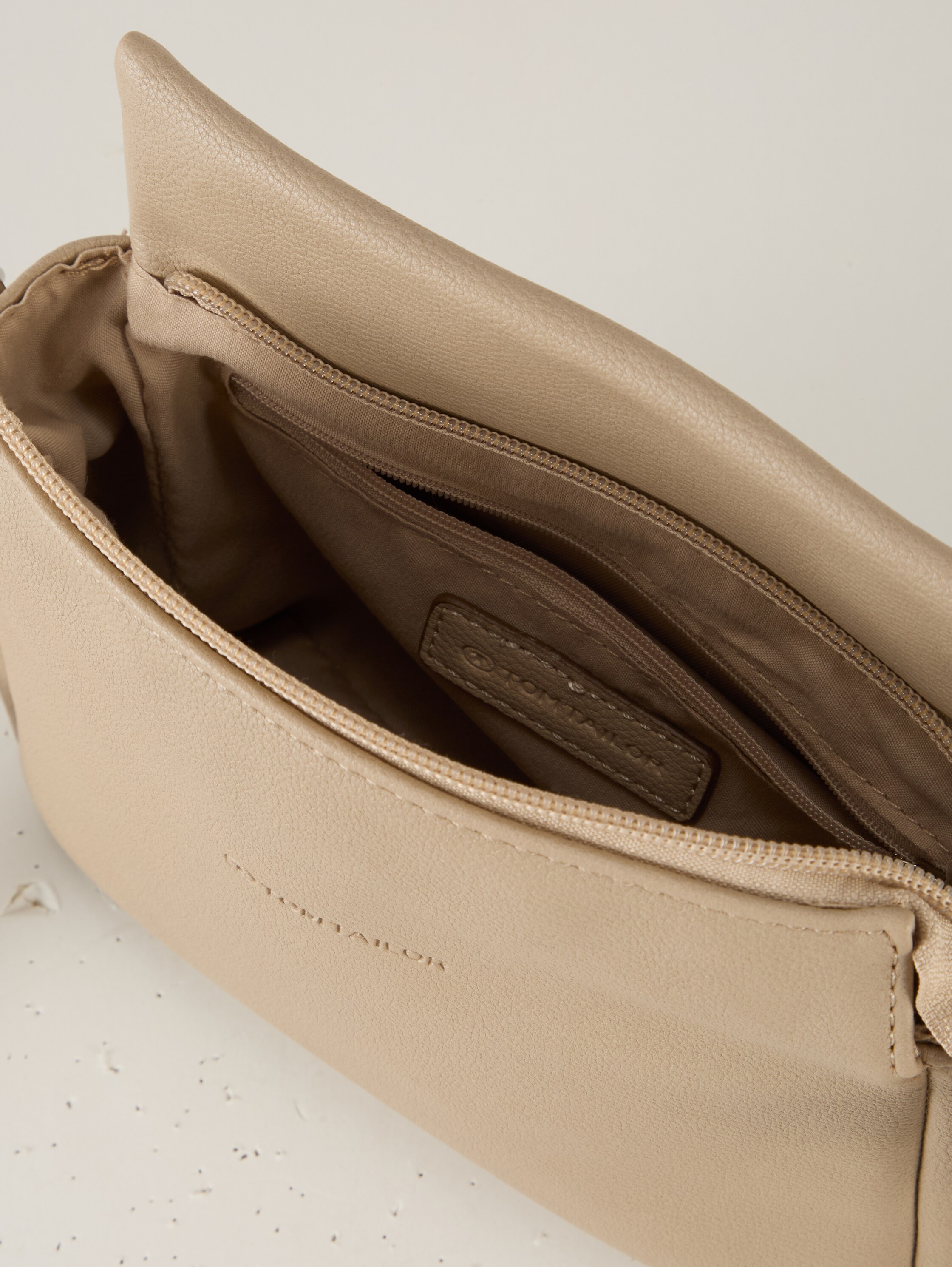 TTRELLA S Umhängetasche mit kleinem Umschlag und Logo-Prägung - taupe_taupe - 