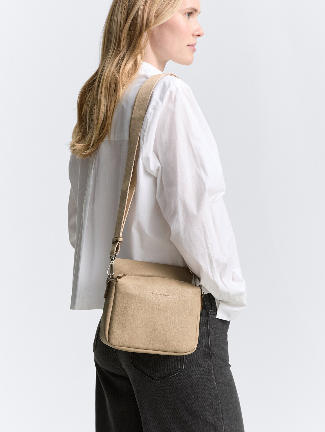 TTRELLA S Umhängetasche mit kleinem Umschlag und Logo-Prägung - taupe / taupe - seitliche Model-Ansicht