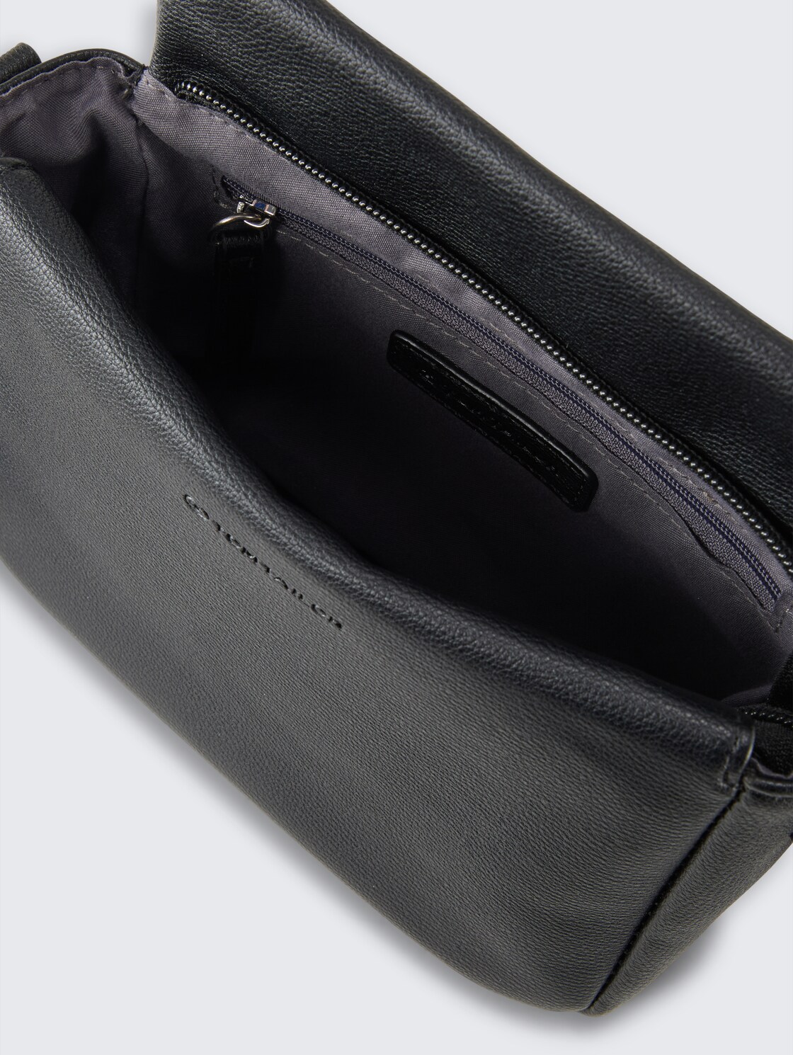 TTRELLA S Umhängetasche mit kleinem Umschlag und Logo-Prägung - schwarz / black - seitliche Produkt-Ansicht 