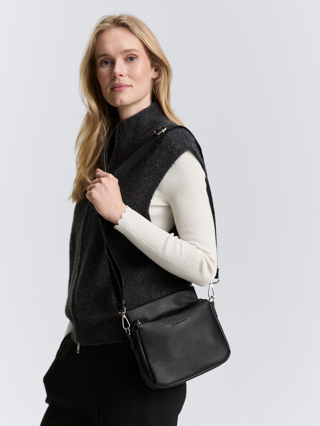 TTRELLA S Umhängetasche mit kleinem Umschlag und Logo-Prägung - schwarz / black - seitliche Model-Ansicht